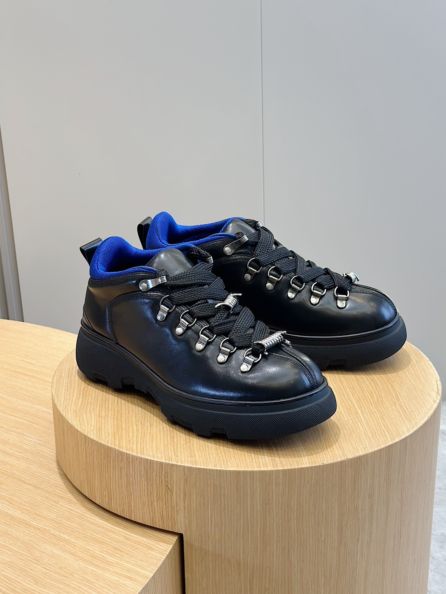 Burberry Burberry Men's Square Toe Thick Sole SneakersCrafted from head layer cowhide leatherDecorated with refreshed brand logoHead layer cowhide leatherPadded heel embossed with Burberry lettersEmbossed logoTPU original outsole!Size: 39-44 (38.45 made to order)P900-High Faux Factory