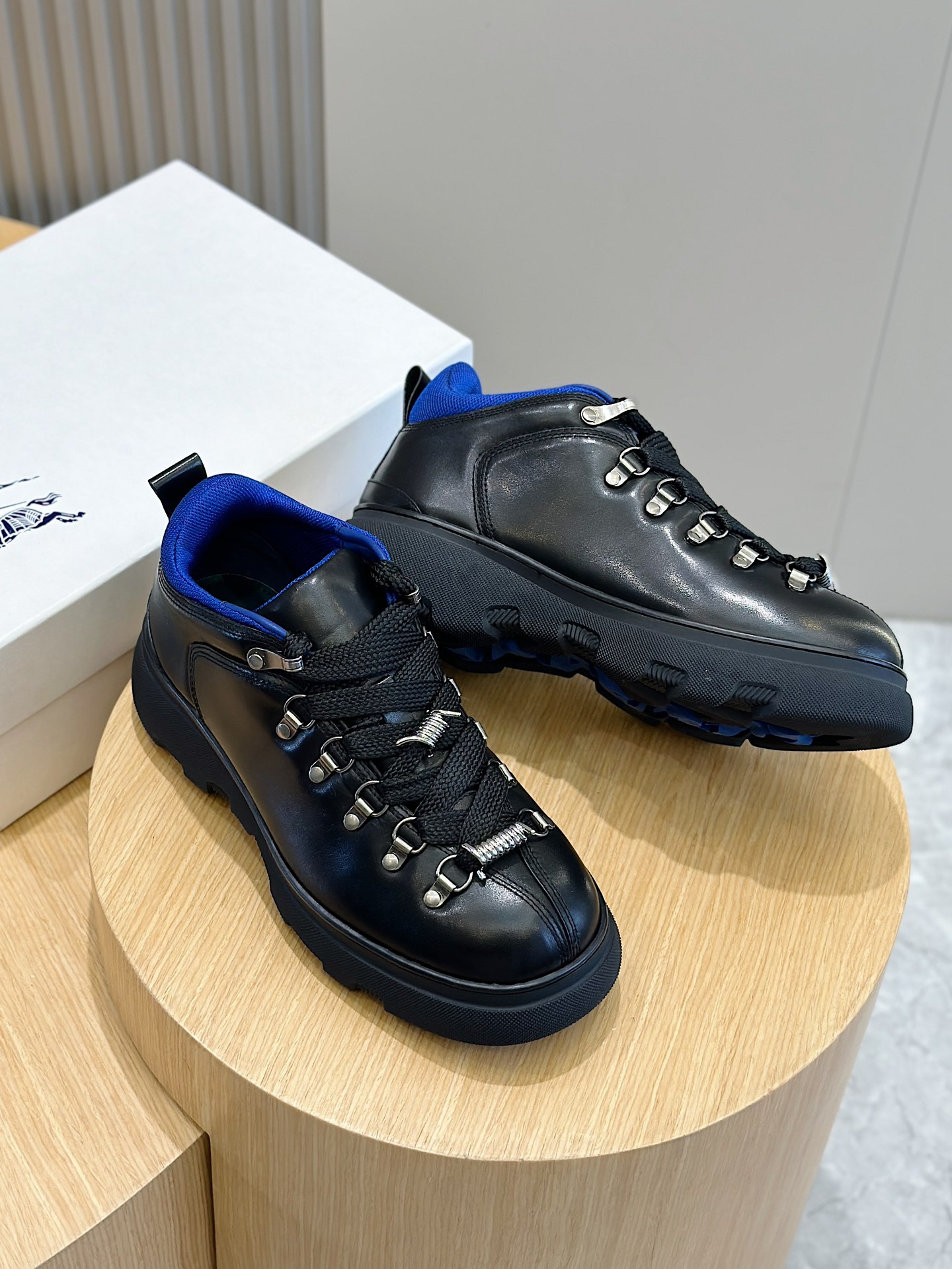 Burberry Burberry Men's Square Toe Thick Sole SneakersCrafted from head layer cowhide leatherDecorated with refreshed brand logoHead layer cowhide leatherPadded heel embossed with Burberry lettersEmbossed logoTPU original outsole!Size: 39-44 (38.45 made to order)P900-High Faux Factory
