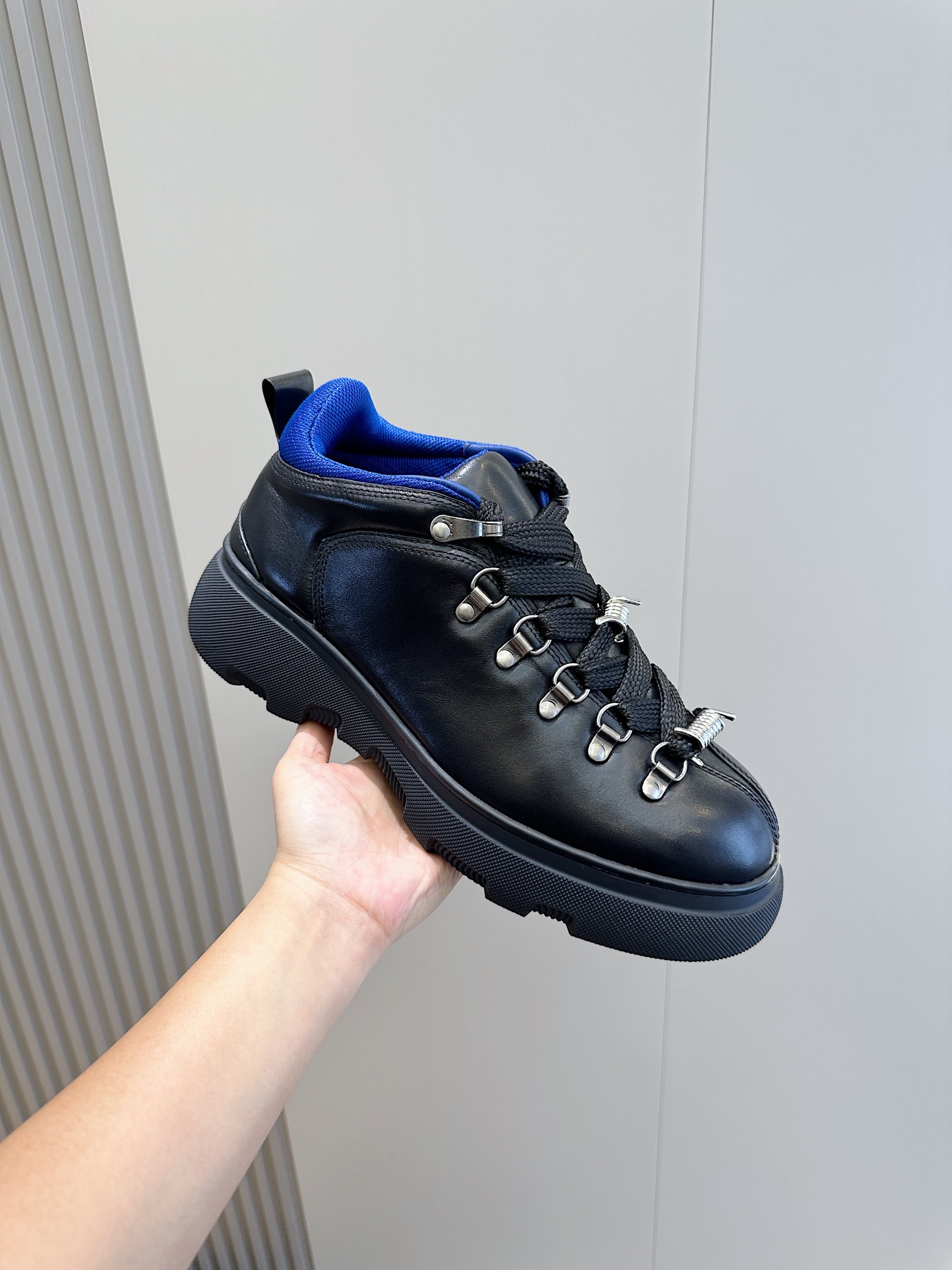 Burberry Burberry Men's Square Toe Thick Sole SneakersCrafted from head layer cowhide leatherDecorated with refreshed brand logoHead layer cowhide leatherPadded heel embossed with Burberry lettersEmbossed logoTPU original outsole!Size: 39-44 (38.45 made to order)P900-High Faux Factory