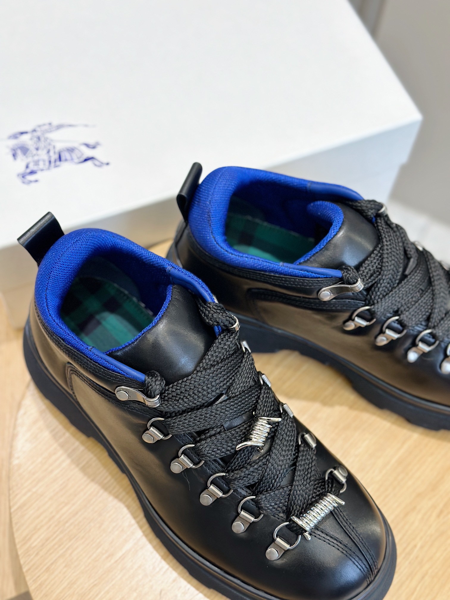 Burberry Burberry Men's Square Toe Thick Sole SneakersCrafted from head layer cowhide leatherDecorated with refreshed brand logoHead layer cowhide leatherPadded heel embossed with Burberry lettersEmbossed logoTPU original outsole!Size: 39-44 (38.45 made to order)P900-High Faux Factory
