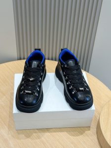 Burberry Burberry Men's Square Toe Thick Sole SneakersCrafted from head layer cowhide leatherDecorated with refreshed brand logoHead layer cowhide leatherPadded heel embossed with Burberry lettersEmbossed logoTPU original outsole!Size: 39-44 (38.45 made to order)P900-High Faux Factory