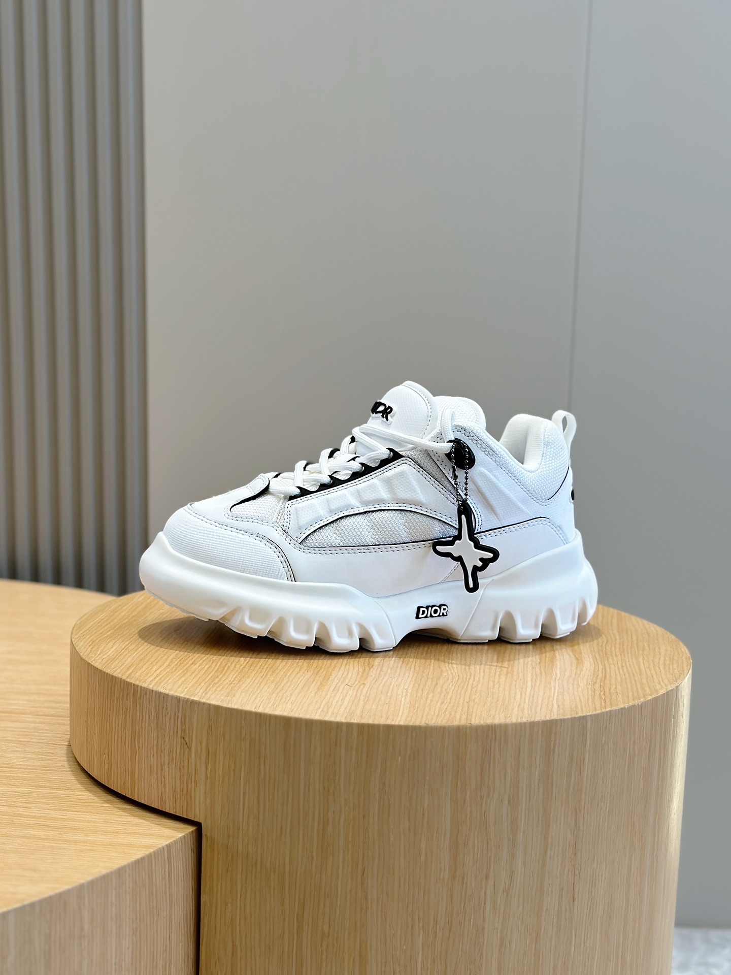 图片[2]-这款 Dior Snow 情侣款德比鞋
是二零二五春季男装系列新品来自 DIOR AND LEWIS HAMILTON 限定系列彰显 Dior 的科技精湛工艺以 Dior 的高订风格和前卫廓形重新演绎徒步鞋采用牛皮效果科技面料等材质精心制作饰以同色调网眼织物拼接加垫双鞋舌和鞋跟支撑点缀以 DIOR AND LEWIS HAMILTON 标志联名系列标志吊饰从系带挂钩悬垂而下更显精致综合使用加垫鞋口、厚实的凹口橡胶鞋底和加固鞋头打造舒适非凡的穿着体验可与DIOR AND LEWIS HAMILTON 限定系列的其他单品搭配打造精致造型
Size:35-44（38.45定做）
P920-高仿包包