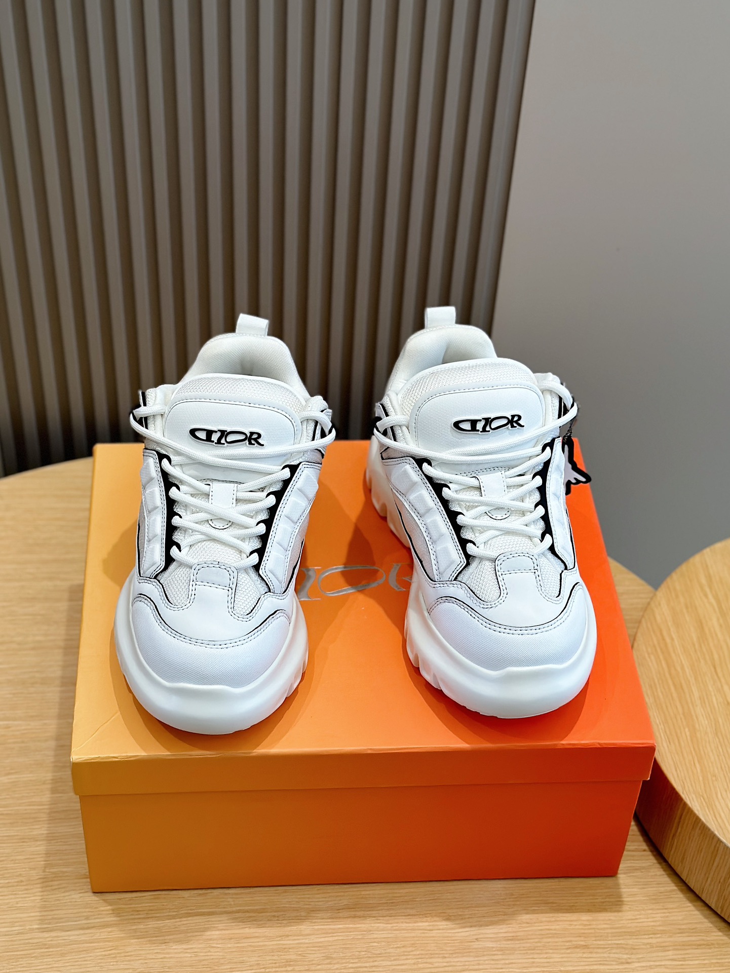 这款 Dior Snow 情侣款德比鞋
是二零二五春季男装系列新品来自 DIOR AND LEWIS HAMILTON 限定系列彰显 Dior 的科技精湛工艺以 Dior 的高订风格和前卫廓形重新演绎徒步鞋采用牛皮效果科技面料等材质精心制作饰以同色调网眼织物拼接加垫双鞋舌和鞋跟支撑点缀以 DIOR AND LEWIS HAMILTON 标志联名系列标志吊饰从系带挂钩悬垂而下更显精致综合使用加垫鞋口、厚实的凹口橡胶鞋底和加固鞋头打造舒适非凡的穿着体验可与DIOR AND LEWIS HAMILTON 限定系列的其他单品搭配打造精致造型
Size:35-44（38.45定做）
P920-高仿包包
