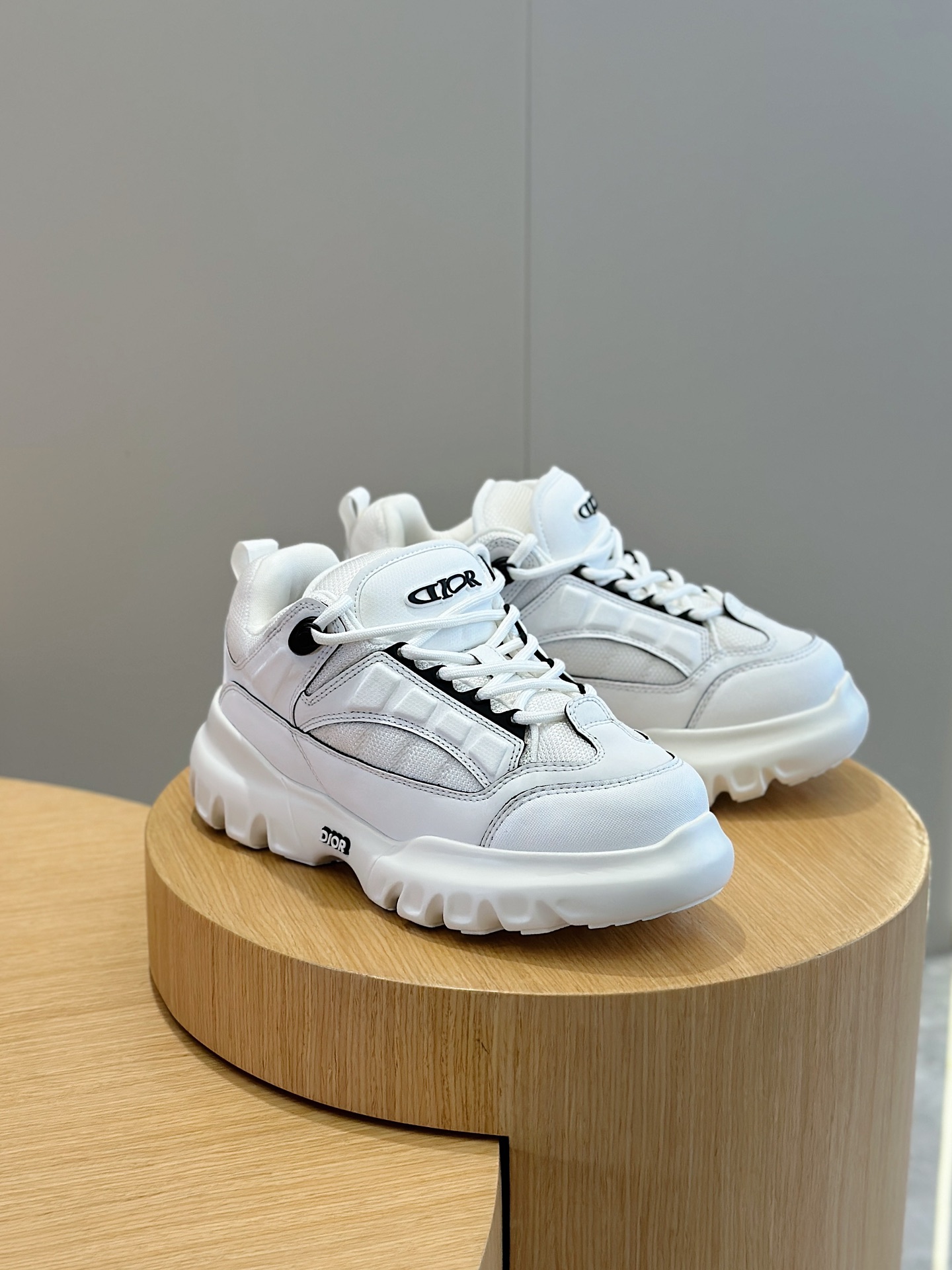 图片[3]-这款 Dior Snow 情侣款德比鞋
是二零二五春季男装系列新品来自 DIOR AND LEWIS HAMILTON 限定系列彰显 Dior 的科技精湛工艺以 Dior 的高订风格和前卫廓形重新演绎徒步鞋采用牛皮效果科技面料等材质精心制作饰以同色调网眼织物拼接加垫双鞋舌和鞋跟支撑点缀以 DIOR AND LEWIS HAMILTON 标志联名系列标志吊饰从系带挂钩悬垂而下更显精致综合使用加垫鞋口、厚实的凹口橡胶鞋底和加固鞋头打造舒适非凡的穿着体验可与DIOR AND LEWIS HAMILTON 限定系列的其他单品搭配打造精致造型
Size:35-44（38.45定做）
P920-高仿包包