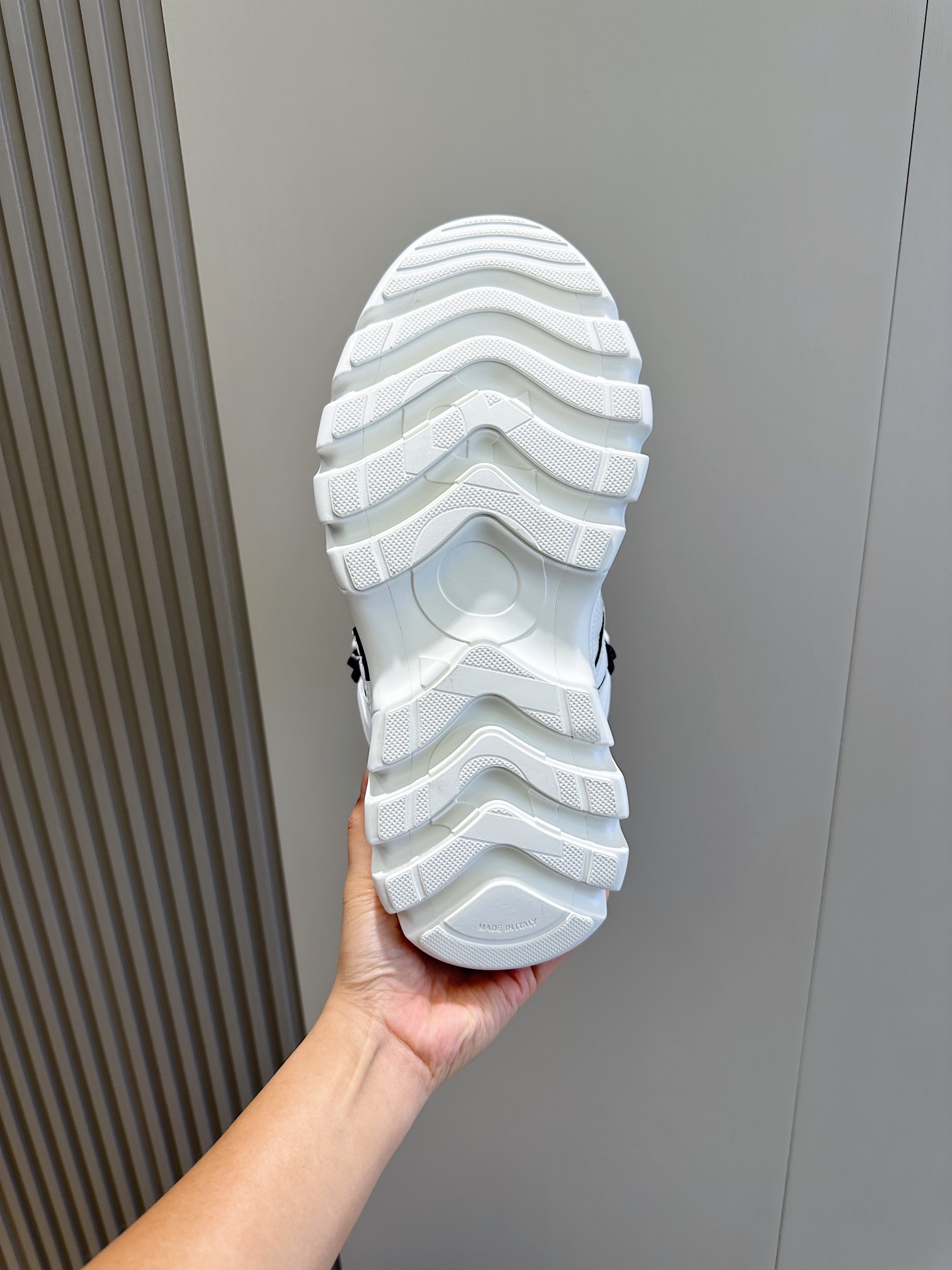 图片[7]-这款 Dior Snow 情侣款德比鞋
是二零二五春季男装系列新品来自 DIOR AND LEWIS HAMILTON 限定系列彰显 Dior 的科技精湛工艺以 Dior 的高订风格和前卫廓形重新演绎徒步鞋采用牛皮效果科技面料等材质精心制作饰以同色调网眼织物拼接加垫双鞋舌和鞋跟支撑点缀以 DIOR AND LEWIS HAMILTON 标志联名系列标志吊饰从系带挂钩悬垂而下更显精致综合使用加垫鞋口、厚实的凹口橡胶鞋底和加固鞋头打造舒适非凡的穿着体验可与DIOR AND LEWIS HAMILTON 限定系列的其他单品搭配打造精致造型
Size:35-44（38.45定做）
P920-高仿包包