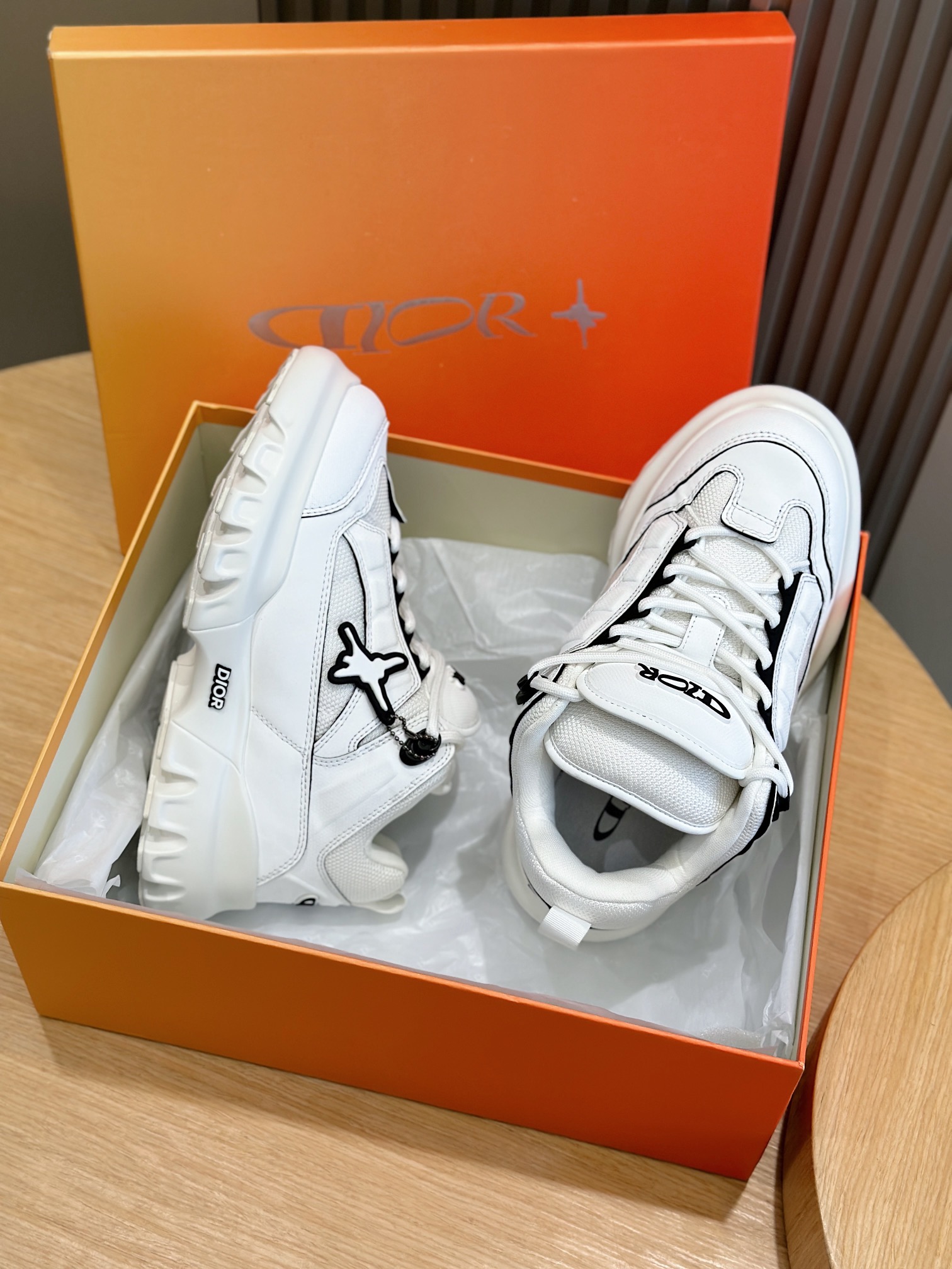 图片[9]-这款 Dior Snow 情侣款德比鞋
是二零二五春季男装系列新品来自 DIOR AND LEWIS HAMILTON 限定系列彰显 Dior 的科技精湛工艺以 Dior 的高订风格和前卫廓形重新演绎徒步鞋采用牛皮效果科技面料等材质精心制作饰以同色调网眼织物拼接加垫双鞋舌和鞋跟支撑点缀以 DIOR AND LEWIS HAMILTON 标志联名系列标志吊饰从系带挂钩悬垂而下更显精致综合使用加垫鞋口、厚实的凹口橡胶鞋底和加固鞋头打造舒适非凡的穿着体验可与DIOR AND LEWIS HAMILTON 限定系列的其他单品搭配打造精致造型
Size:35-44（38.45定做）
P920-高仿包包