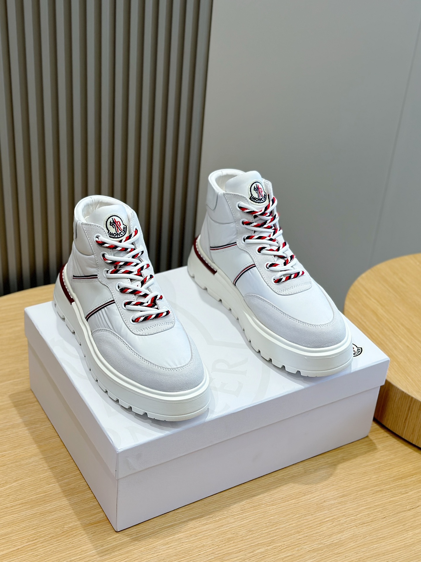 Moncler蒙口男鞋运动鞋-羊毛
进口布面、氯丁橡胶 各种材质拼接打造鞋面采用鞋带和橡胶嵌件设计内里羊毛超级保暖舒适
后跟Moncler标志大底采用TPU+橡胶＋高弹橡胶发泡组合成型具有高弹性高耐磨性提高舒适性无论是鞋面还是颜色设计都值得入手！
Size:39-44（3845定做）
P840-高仿包包