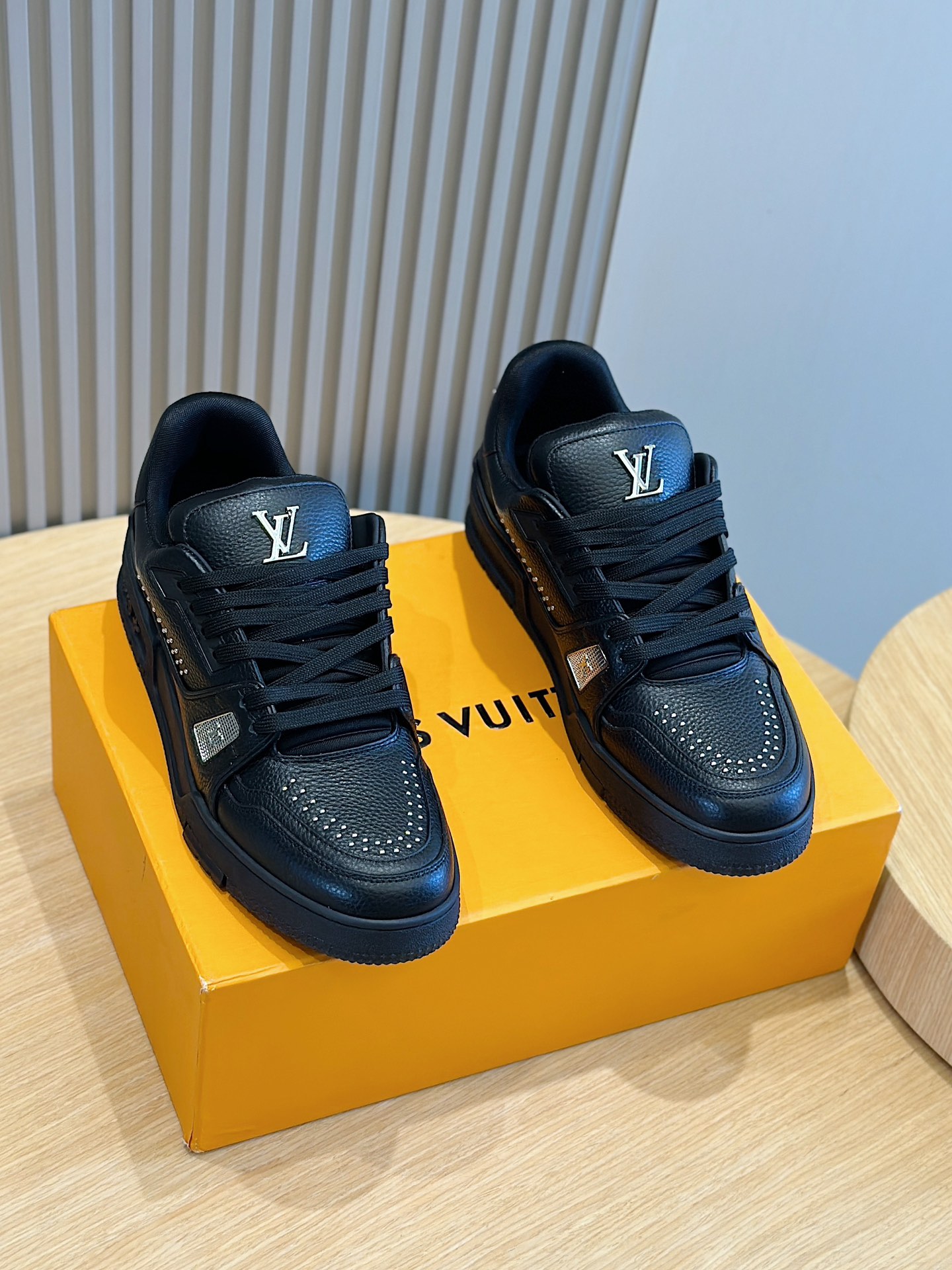 Lv Trainer男士运动鞋
本款 I Trainer 运动鞋取材粒面牛皮革以精巧饰钉和 W 字母等金属细节描绘点睛之笔致意 Virgil Abloh 对复古篮球鞋的创意重塑手写体路易威登标识栖身一侧Monogram 花卉点缀科技橡胶外底
• 粒面牛皮革
• 鞋带
• 金属标识
• 橡胶外底点缀 Monogram 花卉
Size:39-44(38.45定做)
P960-高仿包包