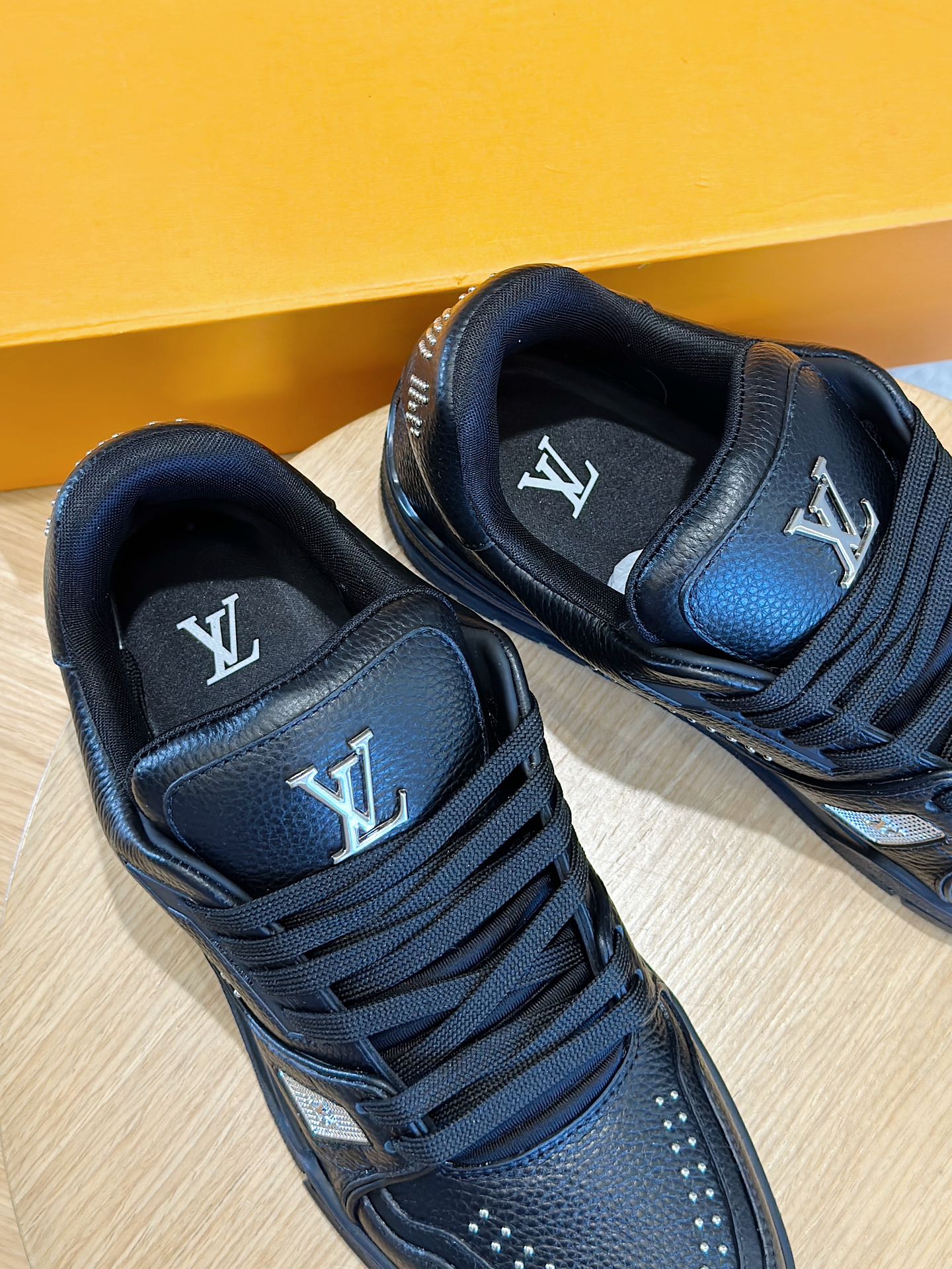 图片[8]-Lv Trainer男士运动鞋
本款 I Trainer 运动鞋取材粒面牛皮革以精巧饰钉和 W 字母等金属细节描绘点睛之笔致意 Virgil Abloh 对复古篮球鞋的创意重塑手写体路易威登标识栖身一侧Monogram 花卉点缀科技橡胶外底
• 粒面牛皮革
• 鞋带
• 金属标识
• 橡胶外底点缀 Monogram 花卉
Size:39-44(38.45定做)
P960-高仿包包