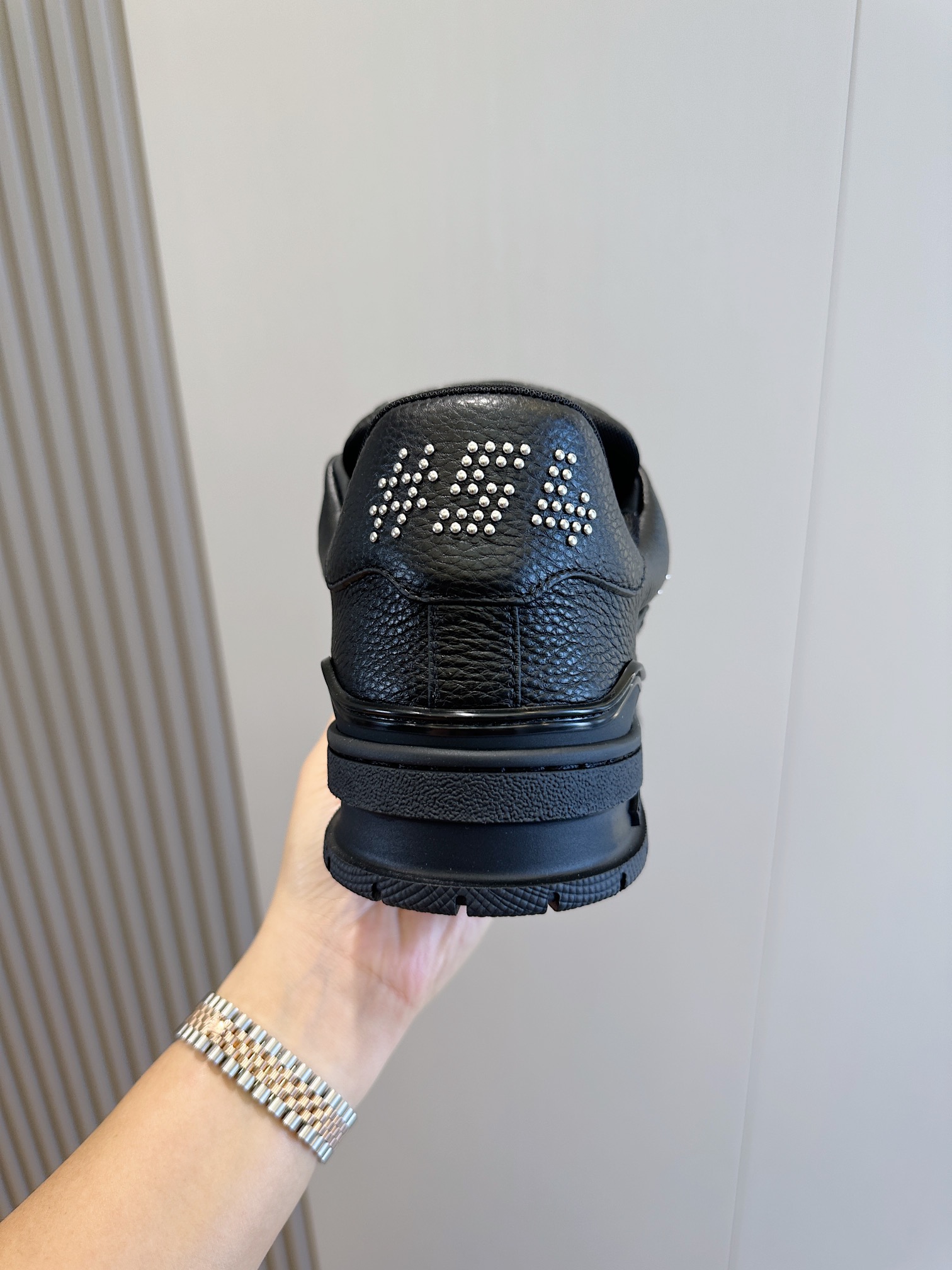 图片[6]-Lv Trainer男士运动鞋
本款 I Trainer 运动鞋取材粒面牛皮革以精巧饰钉和 W 字母等金属细节描绘点睛之笔致意 Virgil Abloh 对复古篮球鞋的创意重塑手写体路易威登标识栖身一侧Monogram 花卉点缀科技橡胶外底
• 粒面牛皮革
• 鞋带
• 金属标识
• 橡胶外底点缀 Monogram 花卉
Size:39-44(38.45定做)
P960-高仿包包