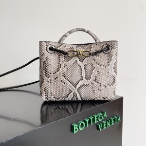 BOTTEGA VENETA葆蝶家女士ANDIAMO蛇皮手提包 蛇皮终于带我们Andiamo玩啦作为b家的粉丝肯定知道andiamo是当之无愧的经典热卖款无论什么季节都很适配容量和时尚度都很好的满足了女士出门不想太高调累赘的风格结合自身的优雅这一次蛇皮的加持并不会让人觉得太过张扬透露的野性带着满满异域风情
款号：743568
尺寸：25*22*10.5cm-高仿包包