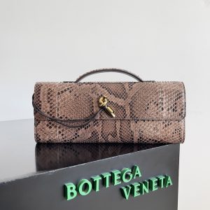 BOTTEGA VENETA女士ANDIAMO CLUTCH蛇皮手拿包 这款水蛇皮的andiamo clutch手拿包就是老钱风代表无论选择简约单品或是华丽配饰与之搭配皆可使人在外出时充满自信与魅力是典型的老钱风必备单品它设计精巧容量却颇为可观足以容纳日常随身物品这款包包真的是各种宴会、聚会手拿包的理想之选更是很多欧美女明星的心头好是实用和美丽兼具的包包
款号：794945
尺寸：31*13*3cm-高仿包包