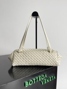 Bottega Veneta2024秋季手袋
2024早秋系列新推出的Let's Go 和Kit手袋具有异曲同工之妙两款包袋均采用修长利落的法棍包型通过Intrecciato编织皮革工艺塑造立体构型用创意轮廓赋新经典格纹元素包包名字也有一种信手拈来的随意感Let's Go可單肩和手提 两侧有磁铁可自由調節形状从长方形变成梯形打造不一樣趣味的包包√
款号：796258
尺寸：37*13*11.5cm-高仿包包