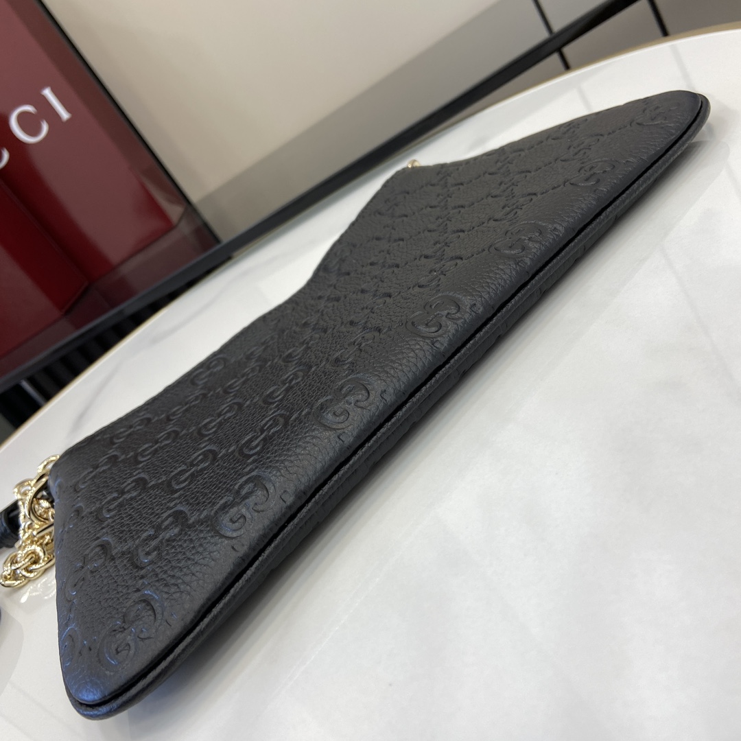 图片[4]-p960 GG Emblem系列小号肩背包
全新GG Emblem系列焕新诠释品牌的隽永优雅风范和精湛工艺这款小号肩背包采用GG粒面皮革制作链式肩带为整体更添一抹亮色随附的可拆卸皮革肩带更添造型选择黑色GG粒面皮革棕色棉麻混纺衬里内部：一个开口袋随附皮革肩带（高50-52厘米；长98-103厘米）链式肩带（高23.5厘米）拉链开合重量：约300克可容纳iPhone Pro、Airpods耳机、长款钱包和唇膏
型号：815277
尺寸：29.5（宽）x 16（高）x 2cm（深）
颜色：克压花皮/
意大利创作-高仿包包