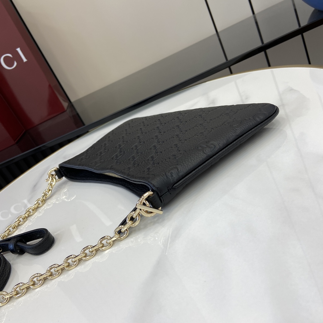 图片[6]-p960 GG Emblem系列小号肩背包
全新GG Emblem系列焕新诠释品牌的隽永优雅风范和精湛工艺这款小号肩背包采用GG粒面皮革制作链式肩带为整体更添一抹亮色随附的可拆卸皮革肩带更添造型选择黑色GG粒面皮革棕色棉麻混纺衬里内部：一个开口袋随附皮革肩带（高50-52厘米；长98-103厘米）链式肩带（高23.5厘米）拉链开合重量：约300克可容纳iPhone Pro、Airpods耳机、长款钱包和唇膏
型号：815277
尺寸：29.5（宽）x 16（高）x 2cm（深）
颜色：克压花皮/
意大利创作-高仿包包