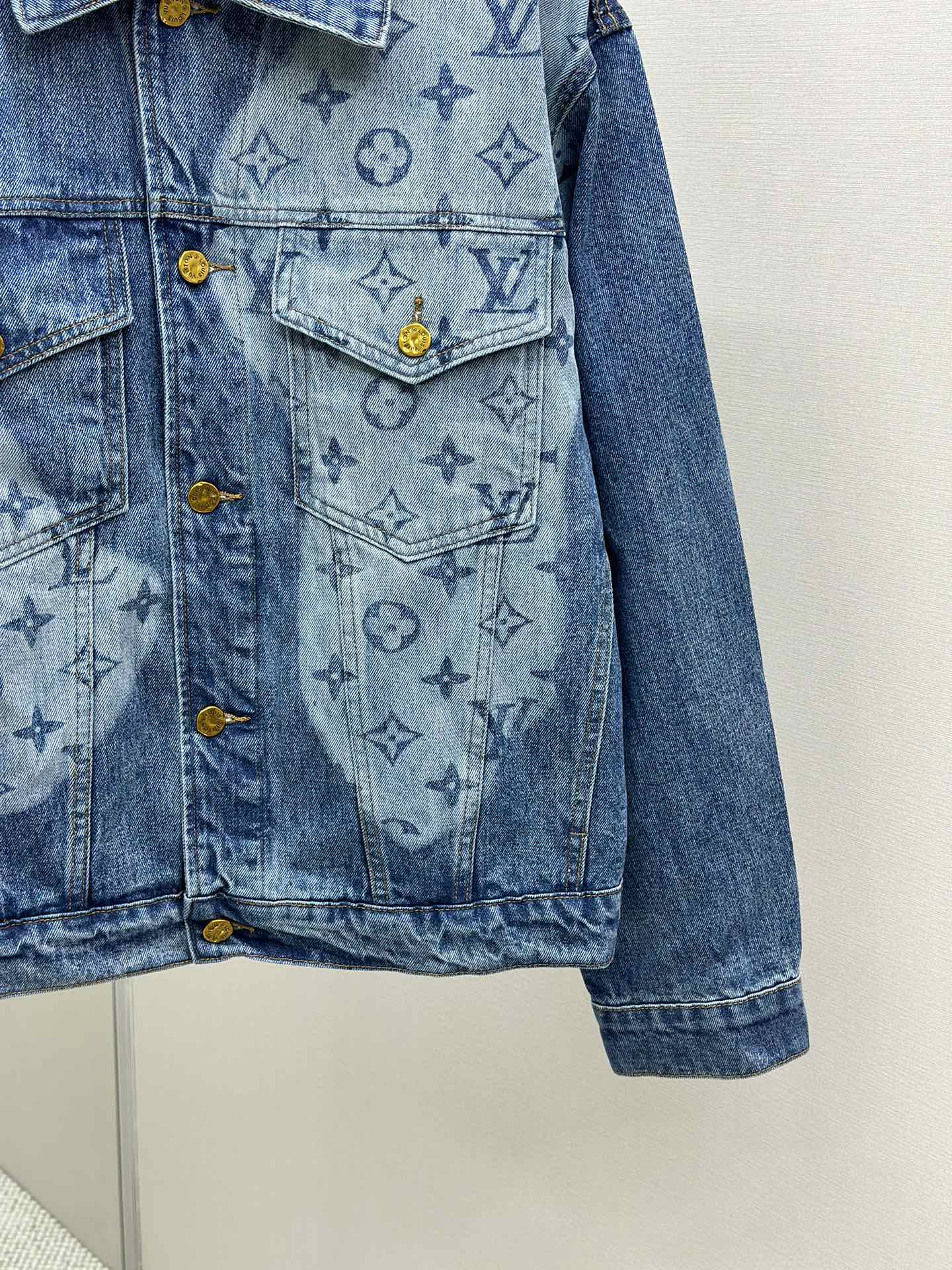 图片[5]-p740 P740
1v尾灯激光烧花牛仔外套，赛络纺面料，成品激光烧花，酵石磨漂加软，靛蓝色水洗牛仔布。休闲版型，配有撞色三花印花，中性版型，男女同款
尺码：46 48 50 52-高仿包包