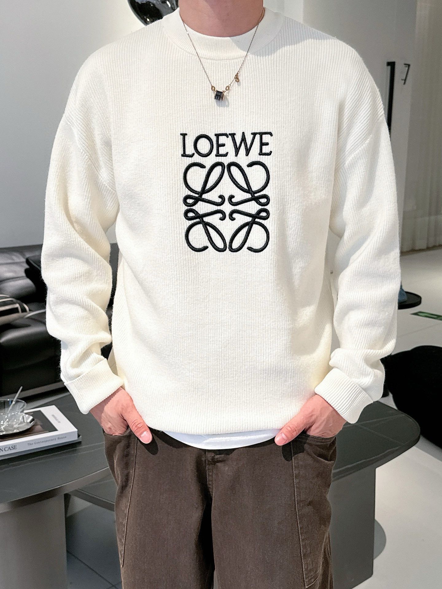 P600 LV 2024 fall and winter latest series of knitted wool sweater sweater series Counter 1:1 top reproduction full quality! Thickened paragraph hipster must-have single product! Know the goods of the old iron hurry to get down Fabric: 100% wool size M ~ 3XL micro broad version of 178 155 pounds wearing L maximum wear 210 pounds - high imitation factory!