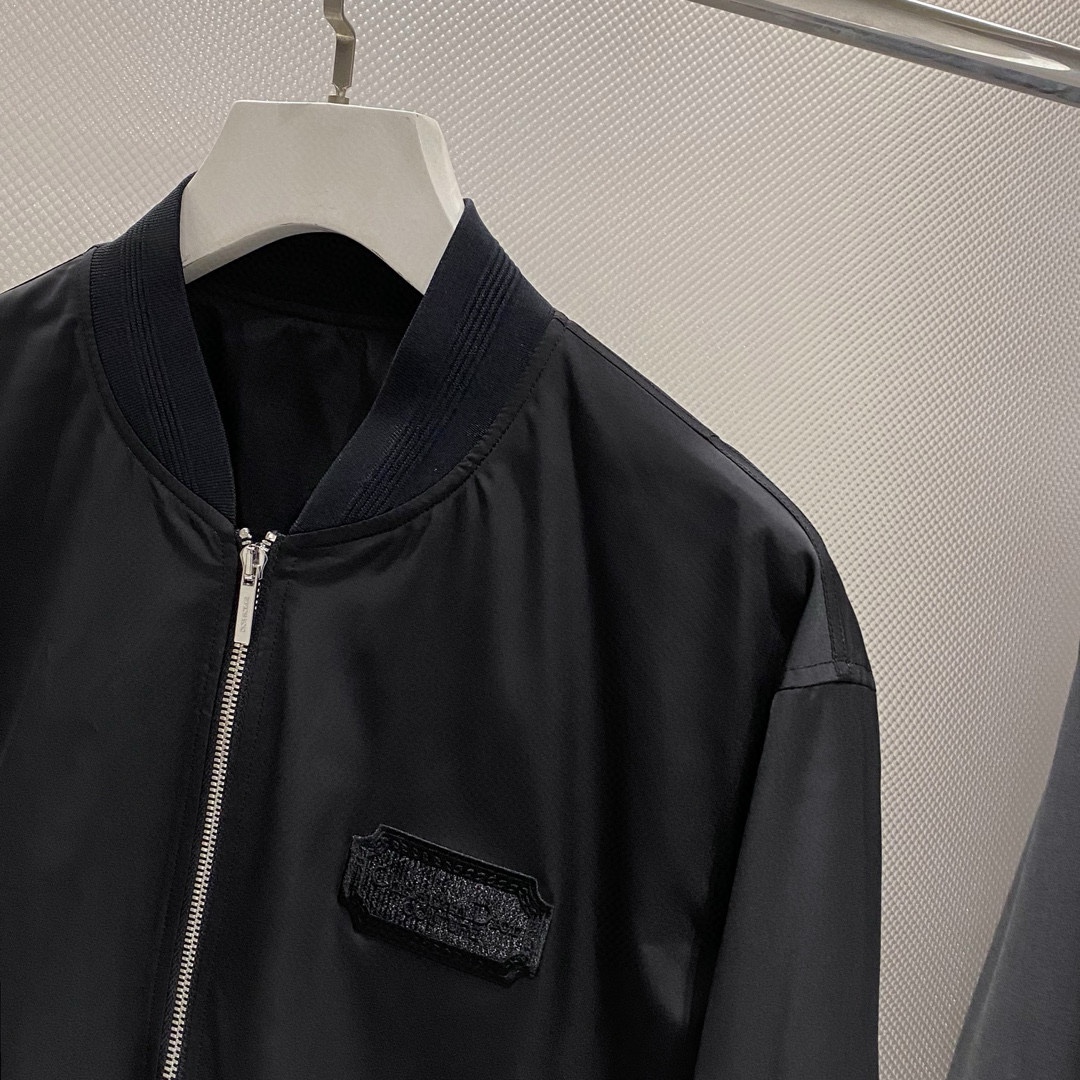 图片[5]-P880 Dior迪奥 24ss秋冬风衣系梭织棒球服夹克外套 高端精品系列男女同款贸易公司渠道订单官网专柜在售系列业内独家首发经典主线里最抢手最火爆的系列男女同款经典都市休闲风尚百搭简约范情侣款外套！可以说是春季必备款了
全新设计风格颠覆认知的设计标志性品牌图案标识全新防尘面料轻度防水随便搭件T恤上身超时髦特别的便于搭配春夏季凹造型自然是少不了这样的高档配置
并且它的穿搭魔力十分之强大基本上各种类型都是轻而易举的驾驭休闲的版型配置不会不适感全新风格以及调性更加的出色更加的出众穿搭的魅力自然也更加的高级更加的出彩更加的显帅但是又不失温度无论是外穿还是内搭我相信此款都是完美之选！！！
单色入 黑色 
码数 M L XL 2XL 3XL-高仿包包