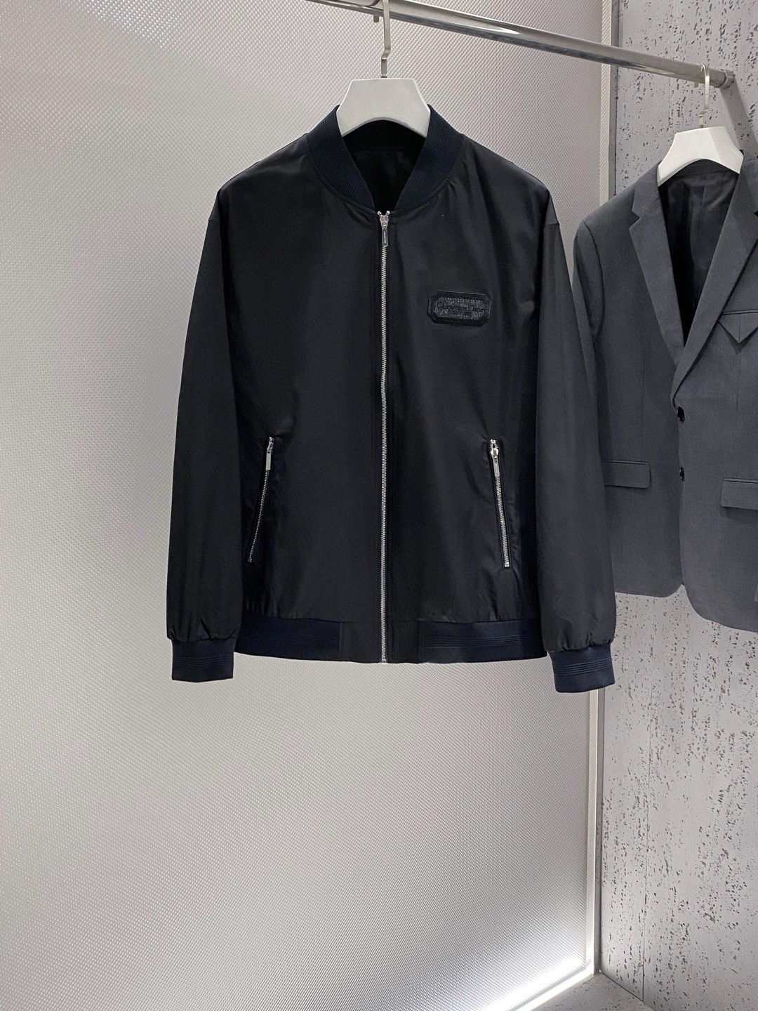 P880 Dior迪奥 24ss秋冬风衣系梭织棒球服夹克外套 高端精品系列男女同款贸易公司渠道订单官网专柜在售系列业内独家首发经典主线里最抢手最火爆的系列男女同款经典都市休闲风尚百搭简约范情侣款外套！可以说是春季必备款了
全新设计风格颠覆认知的设计标志性品牌图案标识全新防尘面料轻度防水随便搭件T恤上身超时髦特别的便于搭配春夏季凹造型自然是少不了这样的高档配置
并且它的穿搭魔力十分之强大基本上各种类型都是轻而易举的驾驭休闲的版型配置不会不适感全新风格以及调性更加的出色更加的出众穿搭的魅力自然也更加的高级更加的出彩更加的显帅但是又不失温度无论是外穿还是内搭我相信此款都是完美之选！！！
单色入 黑色 
码数 M L XL 2XL 3XL-高仿包包