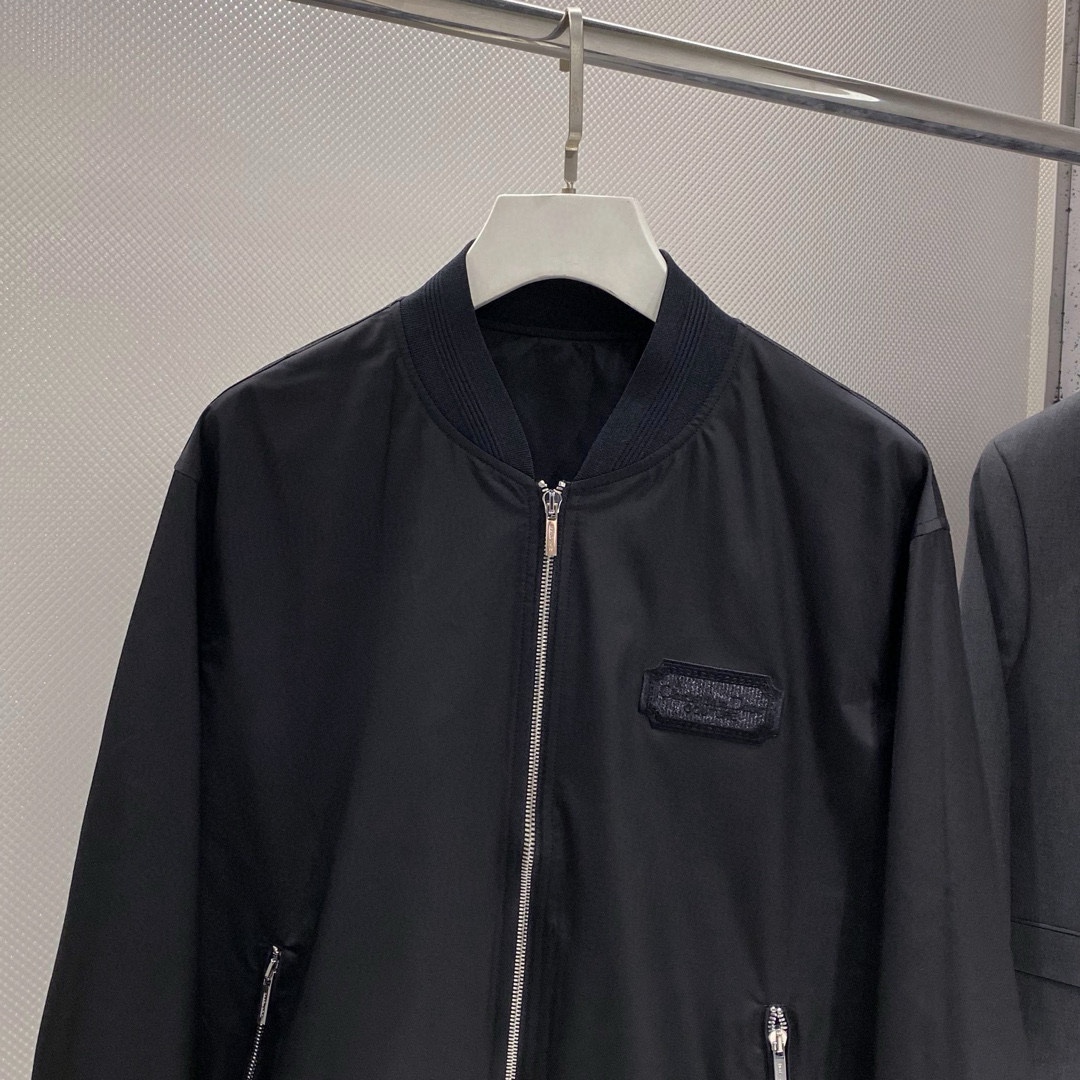 图片[4]-P880 Dior迪奥 24ss秋冬风衣系梭织棒球服夹克外套 高端精品系列男女同款贸易公司渠道订单官网专柜在售系列业内独家首发经典主线里最抢手最火爆的系列男女同款经典都市休闲风尚百搭简约范情侣款外套！可以说是春季必备款了
全新设计风格颠覆认知的设计标志性品牌图案标识全新防尘面料轻度防水随便搭件T恤上身超时髦特别的便于搭配春夏季凹造型自然是少不了这样的高档配置
并且它的穿搭魔力十分之强大基本上各种类型都是轻而易举的驾驭休闲的版型配置不会不适感全新风格以及调性更加的出色更加的出众穿搭的魅力自然也更加的高级更加的出彩更加的显帅但是又不失温度无论是外穿还是内搭我相信此款都是完美之选！！！
单色入 黑色 
码数 M L XL 2XL 3XL-高仿包包