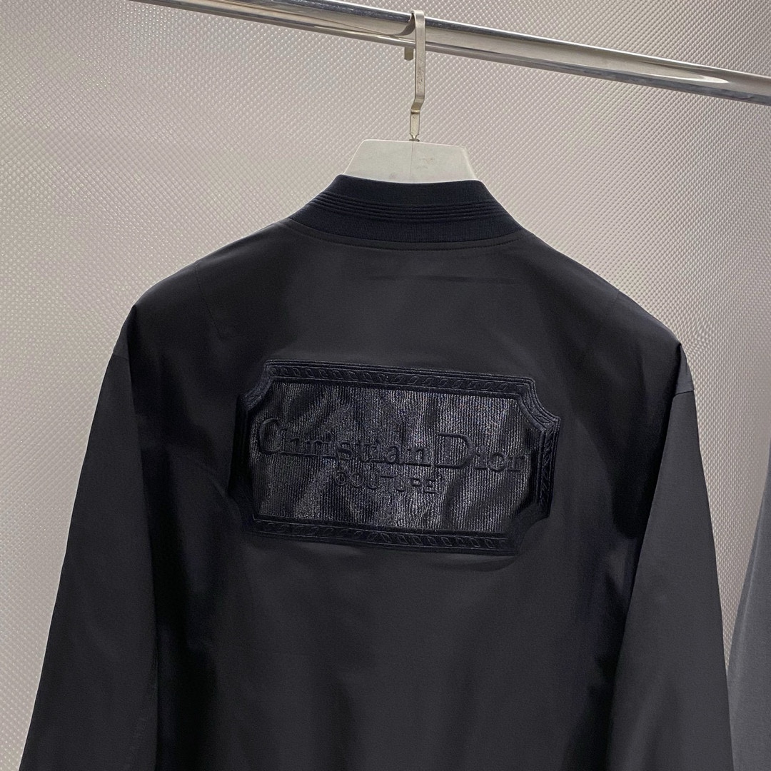图片[7]-P880 Dior迪奥 24ss秋冬风衣系梭织棒球服夹克外套 高端精品系列男女同款贸易公司渠道订单官网专柜在售系列业内独家首发经典主线里最抢手最火爆的系列男女同款经典都市休闲风尚百搭简约范情侣款外套！可以说是春季必备款了
全新设计风格颠覆认知的设计标志性品牌图案标识全新防尘面料轻度防水随便搭件T恤上身超时髦特别的便于搭配春夏季凹造型自然是少不了这样的高档配置
并且它的穿搭魔力十分之强大基本上各种类型都是轻而易举的驾驭休闲的版型配置不会不适感全新风格以及调性更加的出色更加的出众穿搭的魅力自然也更加的高级更加的出彩更加的显帅但是又不失温度无论是外穿还是内搭我相信此款都是完美之选！！！
单色入 黑色 
码数 M L XL 2XL 3XL-高仿包包