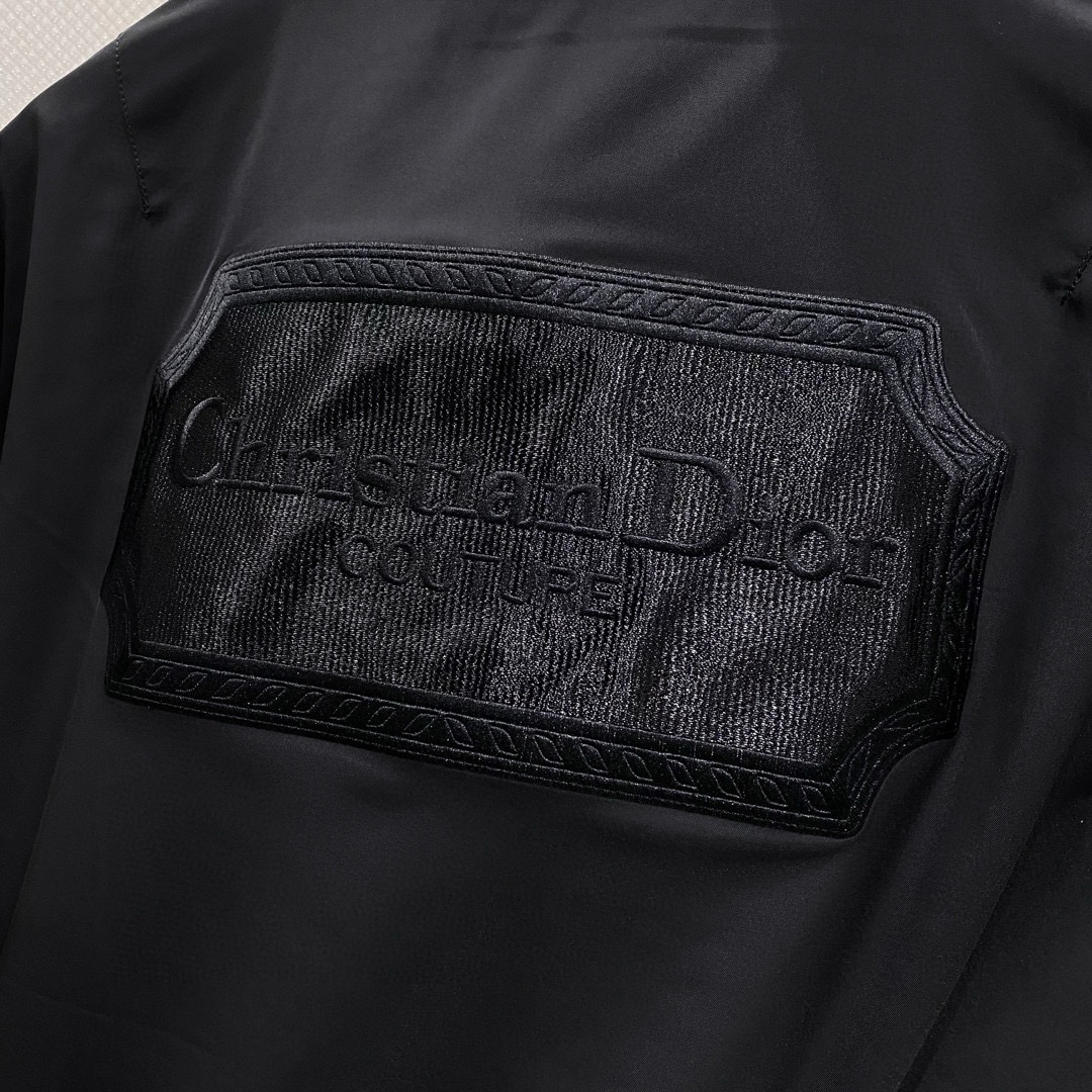 图片[8]-P880 Dior迪奥 24ss秋冬风衣系梭织棒球服夹克外套 高端精品系列男女同款贸易公司渠道订单官网专柜在售系列业内独家首发经典主线里最抢手最火爆的系列男女同款经典都市休闲风尚百搭简约范情侣款外套！可以说是春季必备款了
全新设计风格颠覆认知的设计标志性品牌图案标识全新防尘面料轻度防水随便搭件T恤上身超时髦特别的便于搭配春夏季凹造型自然是少不了这样的高档配置
并且它的穿搭魔力十分之强大基本上各种类型都是轻而易举的驾驭休闲的版型配置不会不适感全新风格以及调性更加的出色更加的出众穿搭的魅力自然也更加的高级更加的出彩更加的显帅但是又不失温度无论是外穿还是内搭我相信此款都是完美之选！！！
单色入 黑色 
码数 M L XL 2XL 3XL-高仿包包