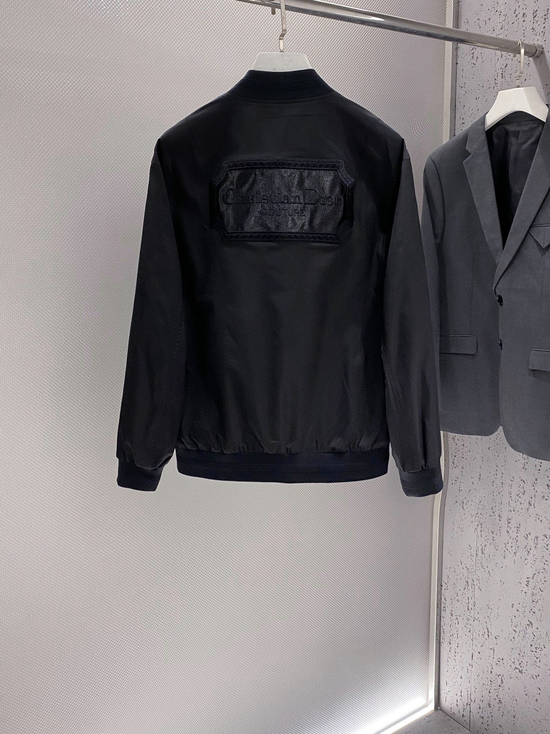 图片[2]-P880 Dior迪奥 24ss秋冬风衣系梭织棒球服夹克外套 高端精品系列男女同款贸易公司渠道订单官网专柜在售系列业内独家首发经典主线里最抢手最火爆的系列男女同款经典都市休闲风尚百搭简约范情侣款外套！可以说是春季必备款了
全新设计风格颠覆认知的设计标志性品牌图案标识全新防尘面料轻度防水随便搭件T恤上身超时髦特别的便于搭配春夏季凹造型自然是少不了这样的高档配置
并且它的穿搭魔力十分之强大基本上各种类型都是轻而易举的驾驭休闲的版型配置不会不适感全新风格以及调性更加的出色更加的出众穿搭的魅力自然也更加的高级更加的出彩更加的显帅但是又不失温度无论是外穿还是内搭我相信此款都是完美之选！！！
单色入 黑色 
码数 M L XL 2XL 3XL-高仿包包
