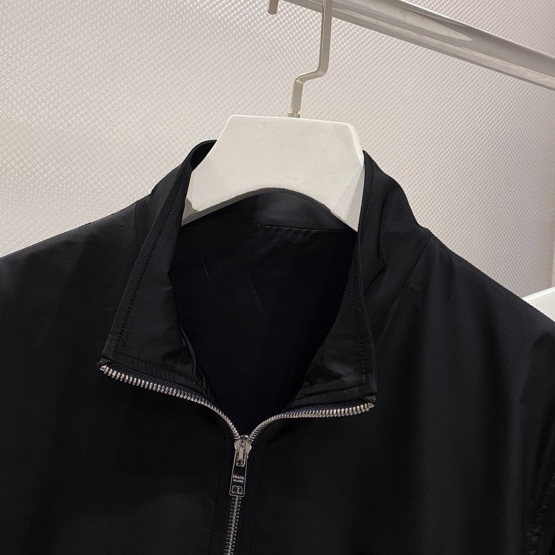 图片[7]-P880 Prada普拉达 24ss风衣系梭织棒球服夹克外套 高端精品系列男女同款贸易公司渠道订单官网专柜在售系列业内独家首发经典主线里最抢手最火爆的系列男女同款经典都市休闲风尚百搭简约范情侣款外套！可以说是春季必备款了
全新设计风格颠覆认知的设计标志性品牌图案标识全新防尘面料轻度防水随便搭件T恤上身超时髦特别的便于搭配春夏季凹造型自然是少不了这样的高档配置
并且它的穿搭魔力十分之强大基本上各种类型都是轻而易举的驾驭休闲的版型配置不会不适感全新风格以及调性更加的出色更加的出众穿搭的魅力自然也更加的高级更加的出彩更加的显帅但是又不失温度无论是外穿还是内搭我相信此款都是完美之选！！！
两色入 黑色 白色
码数 M L XL 2XL 3XL-高仿包包