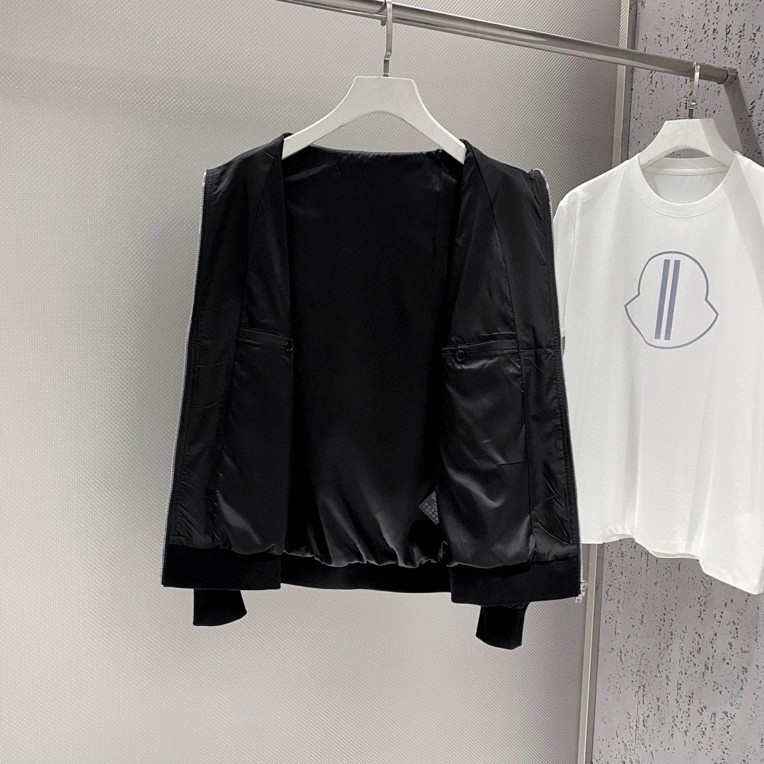图片[3]-P880 Prada普拉达 24ss风衣系梭织棒球服夹克外套 高端精品系列男女同款贸易公司渠道订单官网专柜在售系列业内独家首发经典主线里最抢手最火爆的系列男女同款经典都市休闲风尚百搭简约范情侣款外套！可以说是春季必备款了
全新设计风格颠覆认知的设计标志性品牌图案标识全新防尘面料轻度防水随便搭件T恤上身超时髦特别的便于搭配春夏季凹造型自然是少不了这样的高档配置
并且它的穿搭魔力十分之强大基本上各种类型都是轻而易举的驾驭休闲的版型配置不会不适感全新风格以及调性更加的出色更加的出众穿搭的魅力自然也更加的高级更加的出彩更加的显帅但是又不失温度无论是外穿还是内搭我相信此款都是完美之选！！！
两色入 黑色 白色
码数 M L XL 2XL 3XL-高仿包包