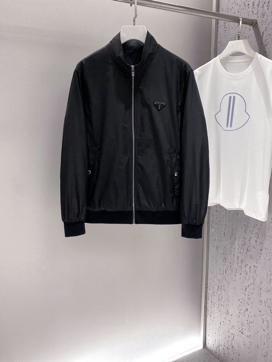 P880 Prada普拉达 24ss风衣系梭织棒球服夹克外套 高端精品系列男女同款贸易公司渠道订单官网专柜在售系列业内独家首发经典主线里最抢手最火爆的系列男女同款经典都市休闲风尚百搭简约范情侣款外套！可以说是春季必备款了
全新设计风格颠覆认知的设计标志性品牌图案标识全新防尘面料轻度防水随便搭件T恤上身超时髦特别的便于搭配春夏季凹造型自然是少不了这样的高档配置
并且它的穿搭魔力十分之强大基本上各种类型都是轻而易举的驾驭休闲的版型配置不会不适感全新风格以及调性更加的出色更加的出众穿搭的魅力自然也更加的高级更加的出彩更加的显帅但是又不失温度无论是外穿还是内搭我相信此款都是完美之选！！！
两色入 黑色 白色
码数 M L XL 2XL 3XL-高仿包包