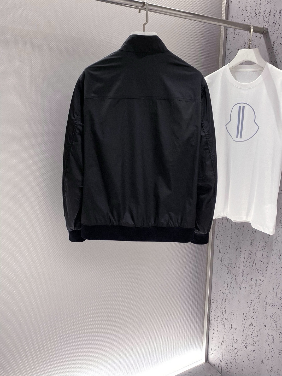 图片[2]-P880 Prada普拉达 24ss风衣系梭织棒球服夹克外套 高端精品系列男女同款贸易公司渠道订单官网专柜在售系列业内独家首发经典主线里最抢手最火爆的系列男女同款经典都市休闲风尚百搭简约范情侣款外套！可以说是春季必备款了
全新设计风格颠覆认知的设计标志性品牌图案标识全新防尘面料轻度防水随便搭件T恤上身超时髦特别的便于搭配春夏季凹造型自然是少不了这样的高档配置
并且它的穿搭魔力十分之强大基本上各种类型都是轻而易举的驾驭休闲的版型配置不会不适感全新风格以及调性更加的出色更加的出众穿搭的魅力自然也更加的高级更加的出彩更加的显帅但是又不失温度无论是外穿还是内搭我相信此款都是完美之选！！！
两色入 黑色 白色
码数 M L XL 2XL 3XL-高仿包包