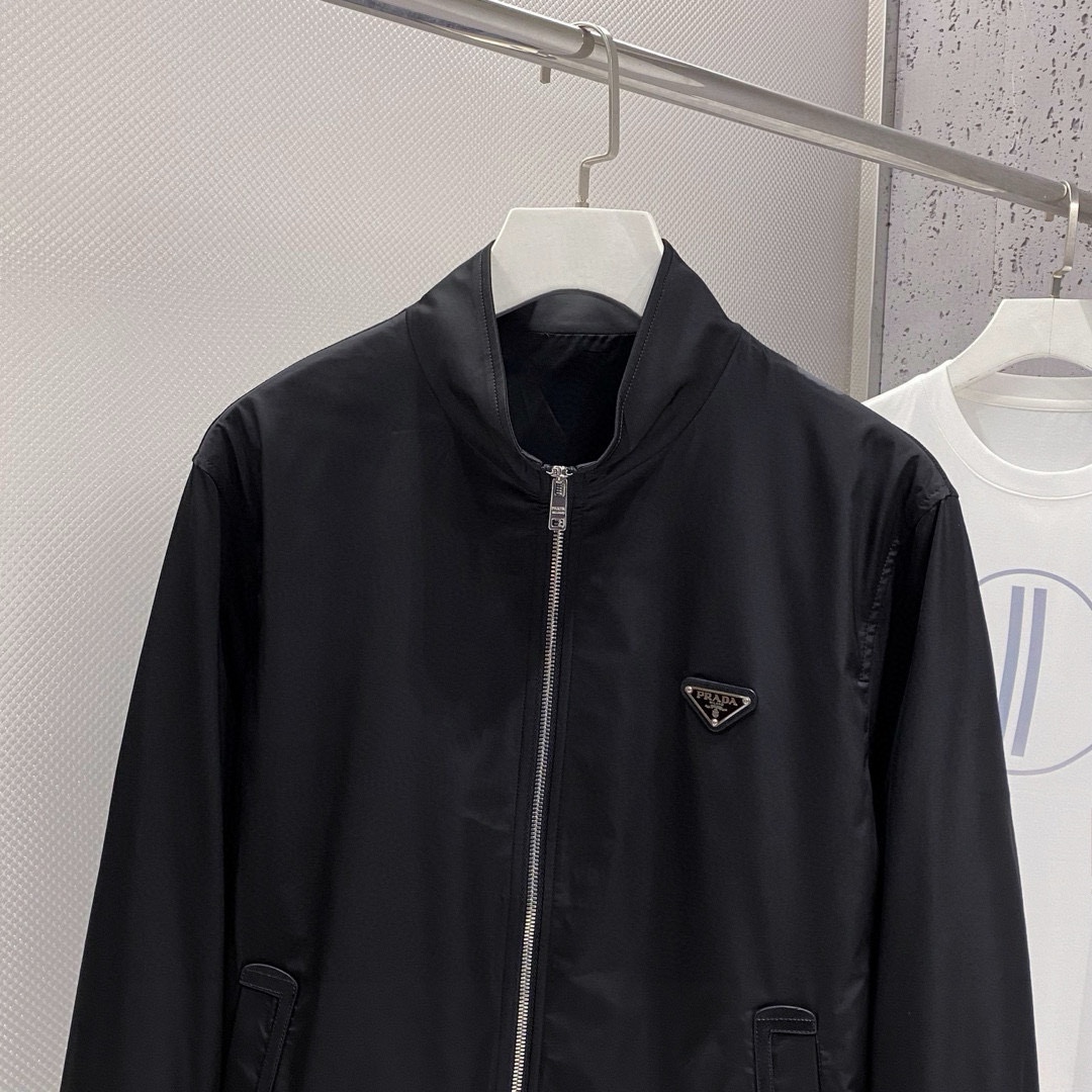 图片[4]-P880 Prada普拉达 24ss风衣系梭织棒球服夹克外套 高端精品系列男女同款贸易公司渠道订单官网专柜在售系列业内独家首发经典主线里最抢手最火爆的系列男女同款经典都市休闲风尚百搭简约范情侣款外套！可以说是春季必备款了
全新设计风格颠覆认知的设计标志性品牌图案标识全新防尘面料轻度防水随便搭件T恤上身超时髦特别的便于搭配春夏季凹造型自然是少不了这样的高档配置
并且它的穿搭魔力十分之强大基本上各种类型都是轻而易举的驾驭休闲的版型配置不会不适感全新风格以及调性更加的出色更加的出众穿搭的魅力自然也更加的高级更加的出彩更加的显帅但是又不失温度无论是外穿还是内搭我相信此款都是完美之选！！！
两色入 黑色 白色
码数 M L XL 2XL 3XL-高仿包包