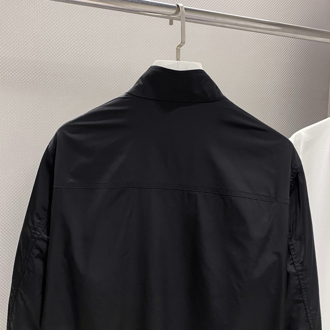 图片[5]-P880 Prada普拉达 24ss风衣系梭织棒球服夹克外套 高端精品系列男女同款贸易公司渠道订单官网专柜在售系列业内独家首发经典主线里最抢手最火爆的系列男女同款经典都市休闲风尚百搭简约范情侣款外套！可以说是春季必备款了
全新设计风格颠覆认知的设计标志性品牌图案标识全新防尘面料轻度防水随便搭件T恤上身超时髦特别的便于搭配春夏季凹造型自然是少不了这样的高档配置
并且它的穿搭魔力十分之强大基本上各种类型都是轻而易举的驾驭休闲的版型配置不会不适感全新风格以及调性更加的出色更加的出众穿搭的魅力自然也更加的高级更加的出彩更加的显帅但是又不失温度无论是外穿还是内搭我相信此款都是完美之选！！！
两色入 黑色 白色
码数 M L XL 2XL 3XL-高仿包包