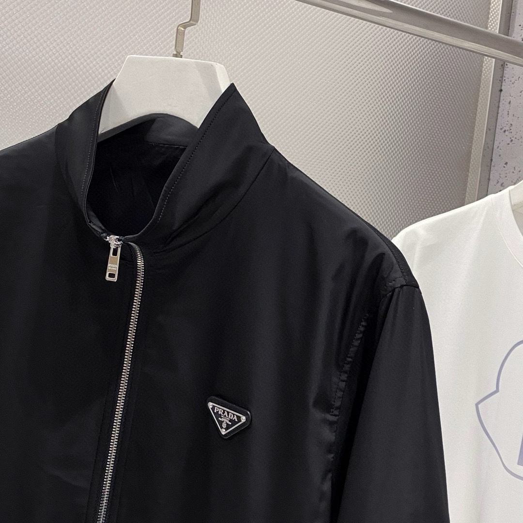 图片[6]-P880 Prada普拉达 24ss风衣系梭织棒球服夹克外套 高端精品系列男女同款贸易公司渠道订单官网专柜在售系列业内独家首发经典主线里最抢手最火爆的系列男女同款经典都市休闲风尚百搭简约范情侣款外套！可以说是春季必备款了
全新设计风格颠覆认知的设计标志性品牌图案标识全新防尘面料轻度防水随便搭件T恤上身超时髦特别的便于搭配春夏季凹造型自然是少不了这样的高档配置
并且它的穿搭魔力十分之强大基本上各种类型都是轻而易举的驾驭休闲的版型配置不会不适感全新风格以及调性更加的出色更加的出众穿搭的魅力自然也更加的高级更加的出彩更加的显帅但是又不失温度无论是外穿还是内搭我相信此款都是完美之选！！！
两色入 黑色 白色
码数 M L XL 2XL 3XL-高仿包包