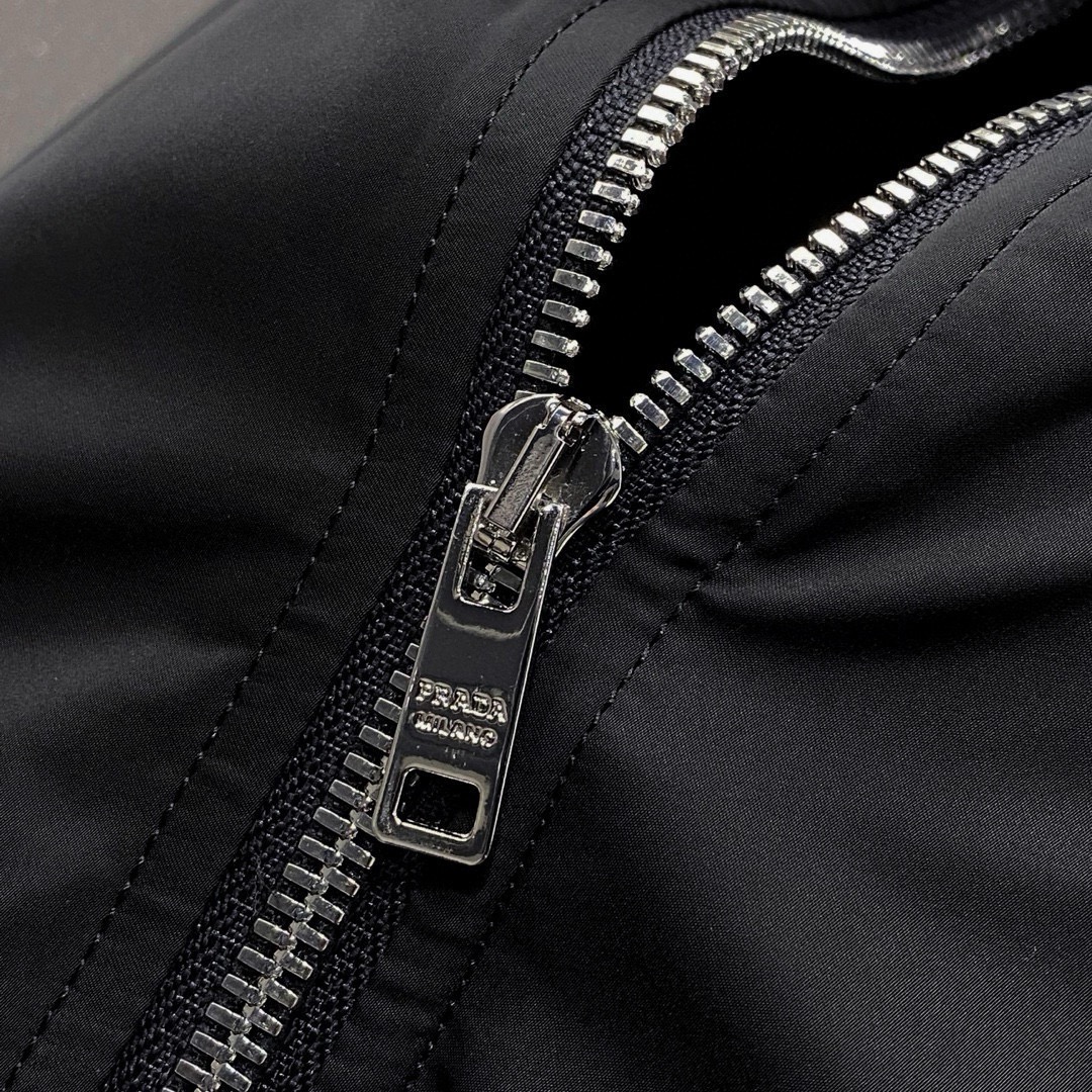 图片[9]-P880 Prada普拉达 24ss风衣系梭织棒球服夹克外套 高端精品系列男女同款贸易公司渠道订单官网专柜在售系列业内独家首发经典主线里最抢手最火爆的系列男女同款经典都市休闲风尚百搭简约范情侣款外套！可以说是春季必备款了
全新设计风格颠覆认知的设计标志性品牌图案标识全新防尘面料轻度防水随便搭件T恤上身超时髦特别的便于搭配春夏季凹造型自然是少不了这样的高档配置
并且它的穿搭魔力十分之强大基本上各种类型都是轻而易举的驾驭休闲的版型配置不会不适感全新风格以及调性更加的出色更加的出众穿搭的魅力自然也更加的高级更加的出彩更加的显帅但是又不失温度无论是外穿还是内搭我相信此款都是完美之选！！！
两色入 黑色 白色
码数 M L XL 2XL 3XL-高仿包包