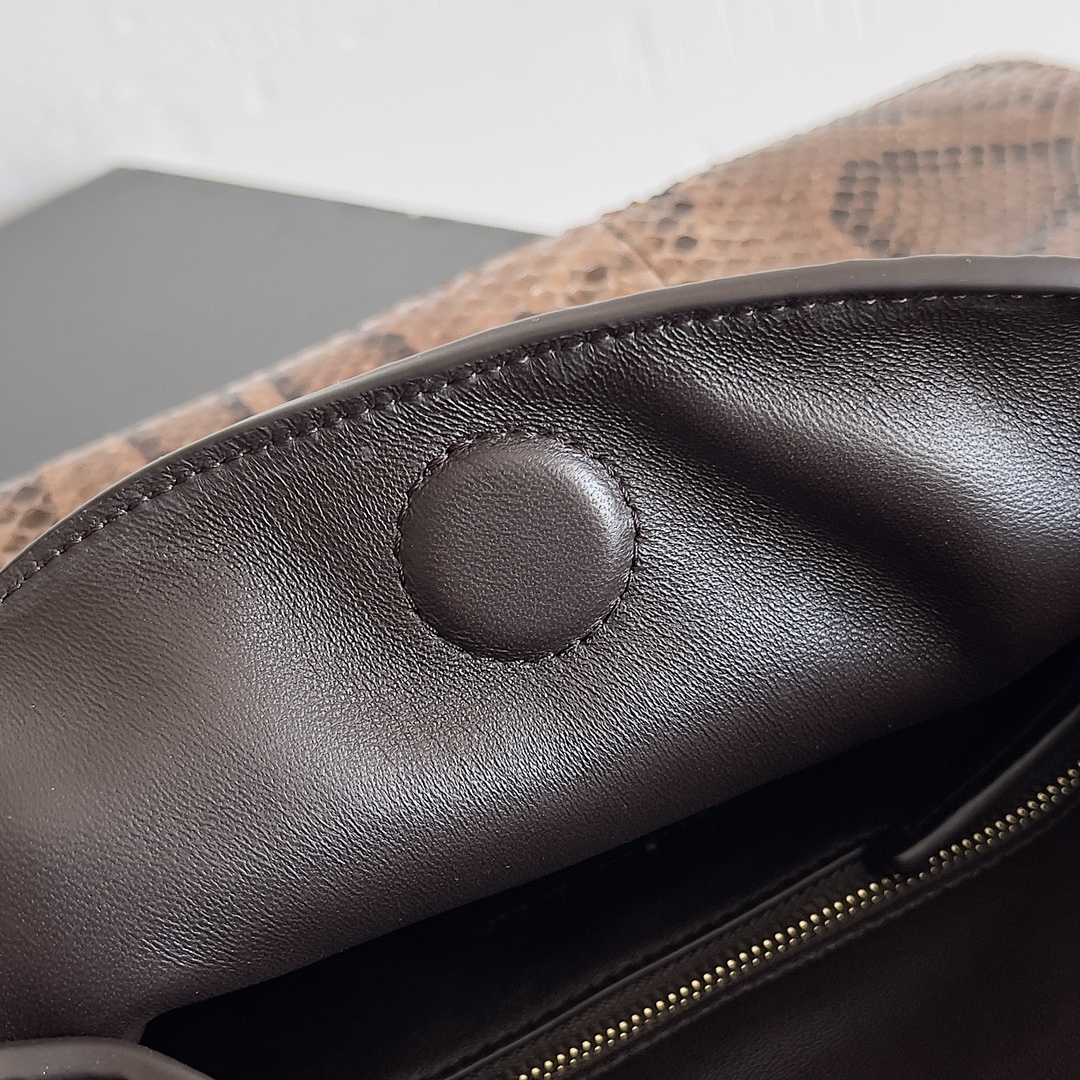 The public love often hard to find a bag of snakeskin leather surface pattern clear color full Hop's simplicity will be the wild beauty of snakeskin show to the fullest sense of this sense of fashion only really appreciate the people can carry out!Model No.: 794939Size: 41*20.5*7.5cm