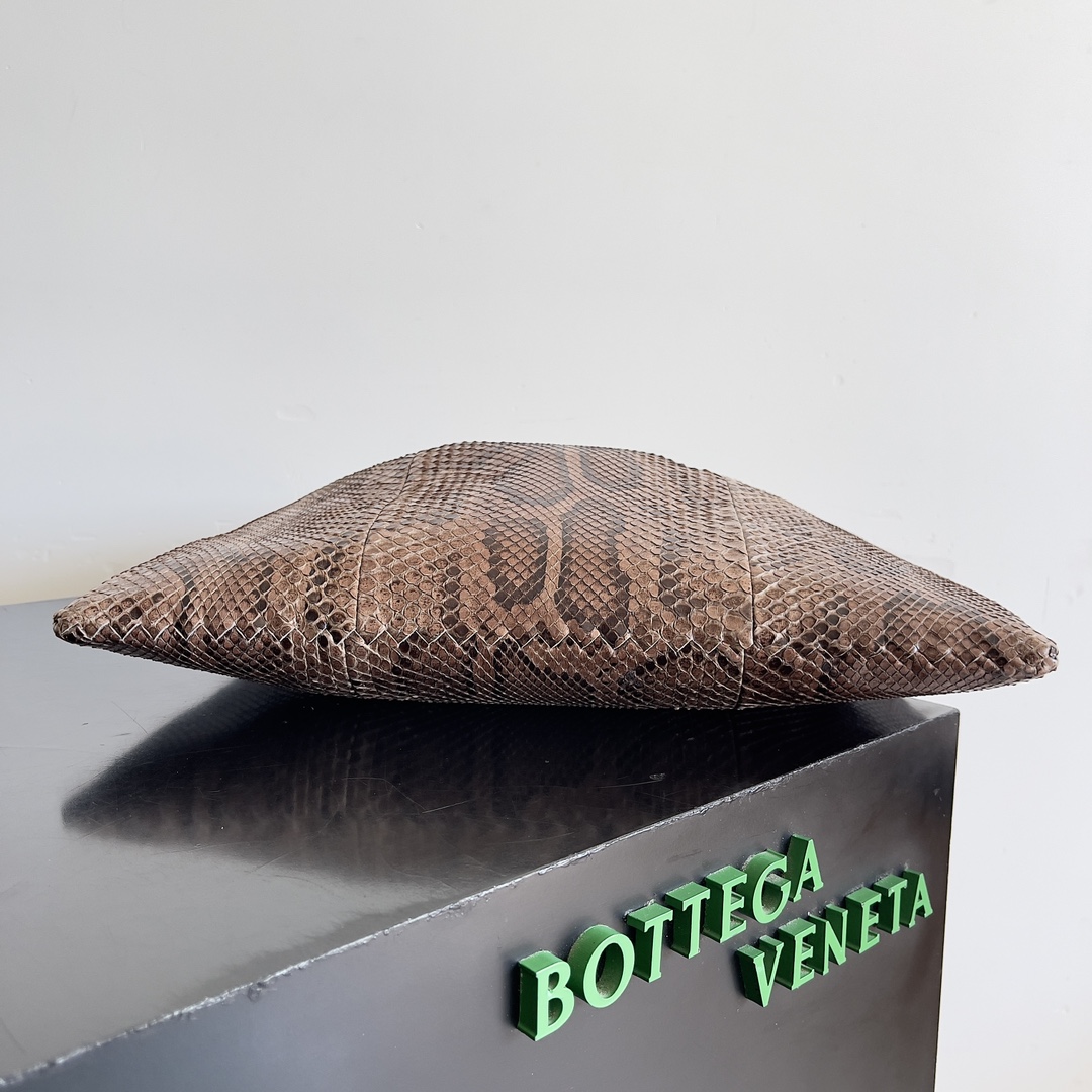 The public love often hard to find a bag of snakeskin leather surface pattern clear color full Hop's simplicity will be the wild beauty of snakeskin show to the fullest sense of this sense of fashion only really appreciate the people can carry out!Model No.: 794939Size: 41*20.5*7.5cm
