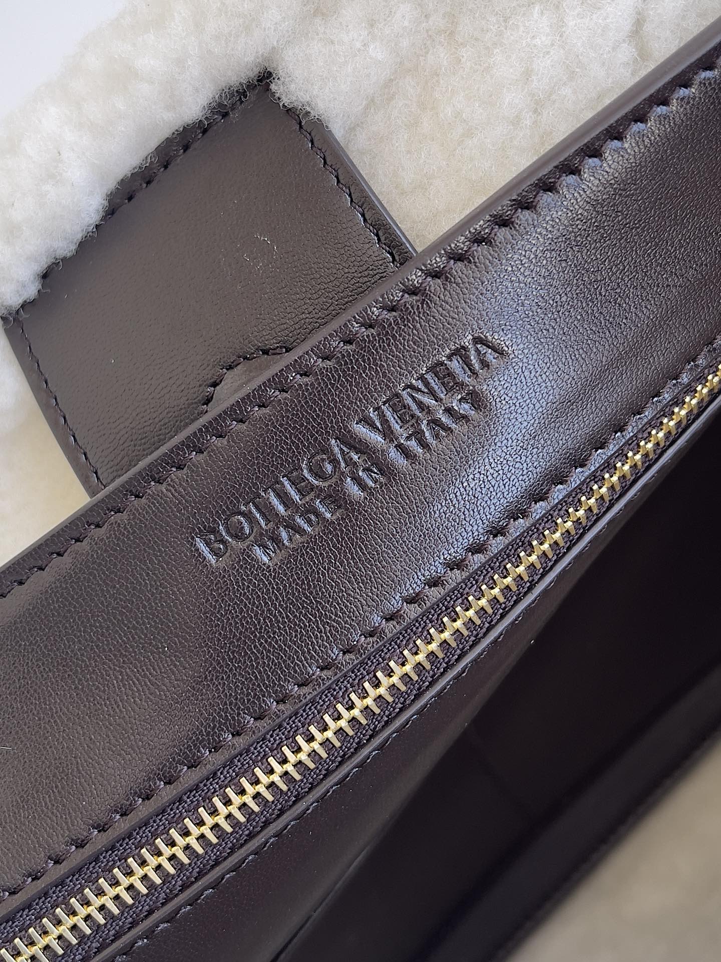 The public love often hard to find a bag of snakeskin leather surface pattern clear color full Hop's simplicity will be the wild beauty of snakeskin show to the fullest sense of this sense of fashion only really appreciate the people can carry out!Model No.: 794939Size: 41*20.5*7.5cm