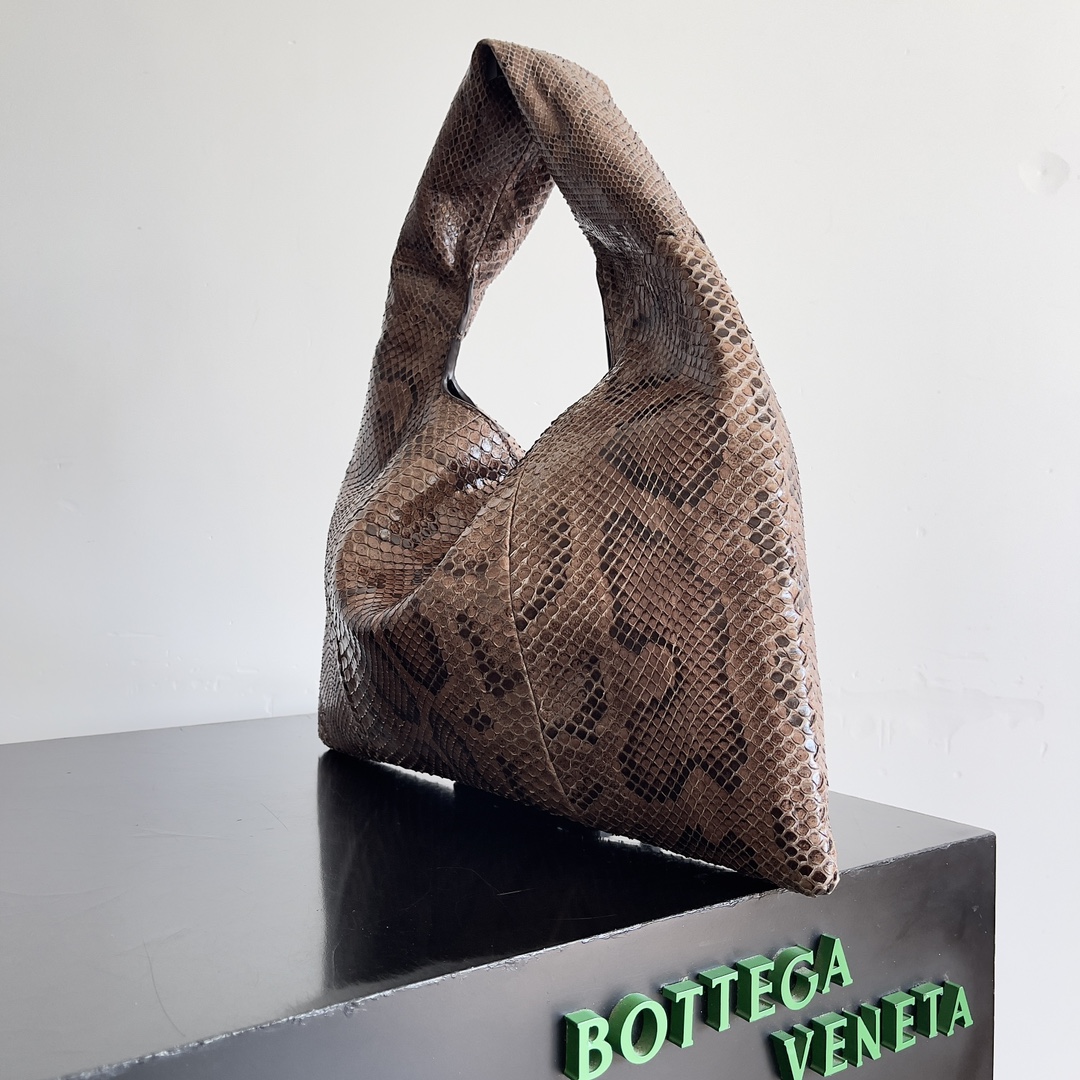 The public love often hard to find a bag of snakeskin leather surface pattern clear color full Hop's simplicity will be the wild beauty of snakeskin show to the fullest sense of this sense of fashion only really appreciate the people can carry out!Model No.: 794939Size: 41*20.5*7.5cm