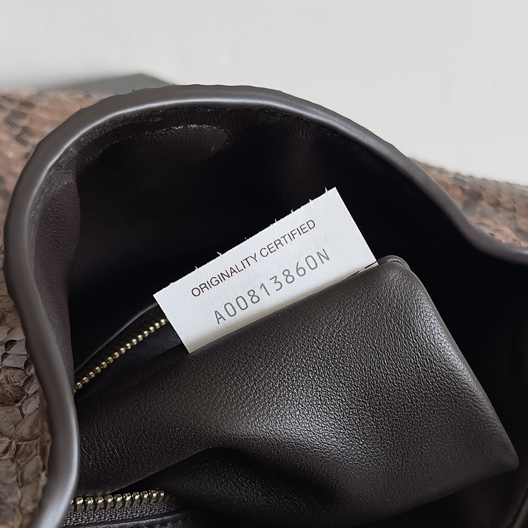 The public love often hard to find a bag of snakeskin leather surface pattern clear color full Hop's simplicity will be the wild beauty of snakeskin show to the fullest sense of this sense of fashion only really appreciate the people can carry out!Model No.: 794939Size: 41*20.5*7.5cm