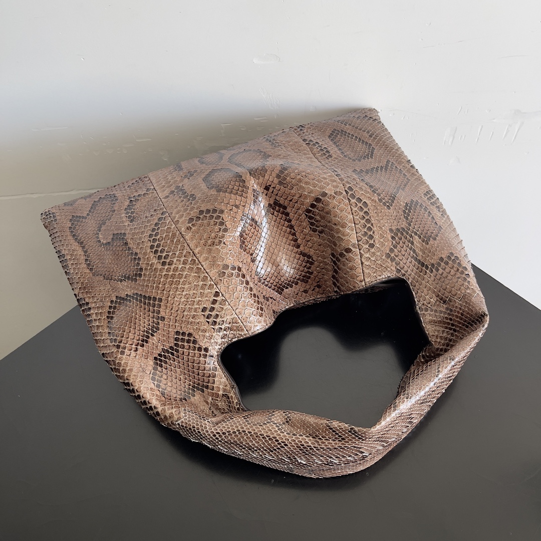 The public love often hard to find a bag of snakeskin leather surface pattern clear color full Hop's simplicity will be the wild beauty of snakeskin show to the fullest sense of this sense of fashion only really appreciate the people can carry out!Model No.: 794939Size: 41*20.5*7.5cm