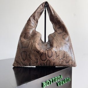The public love often hard to find a bag of snakeskin leather surface pattern clear color full Hop's simplicity will be the wild beauty of snakeskin show to the fullest sense of this sense of fashion only really appreciate the people can carry out!Model No.: 794939Size: 41*20.5*7.5cm
