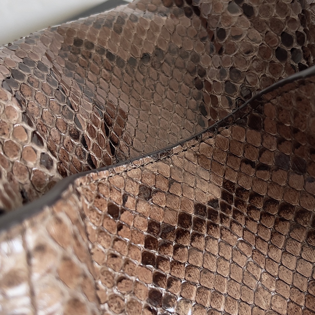 The public love often hard to find a bag of snakeskin leather surface pattern clear color full Hop's simplicity will be the wild beauty of snakeskin show to the fullest sense of this sense of fashion only really appreciate the people can carry out!Model No.: 794939Size: 41*20.5*7.5cm