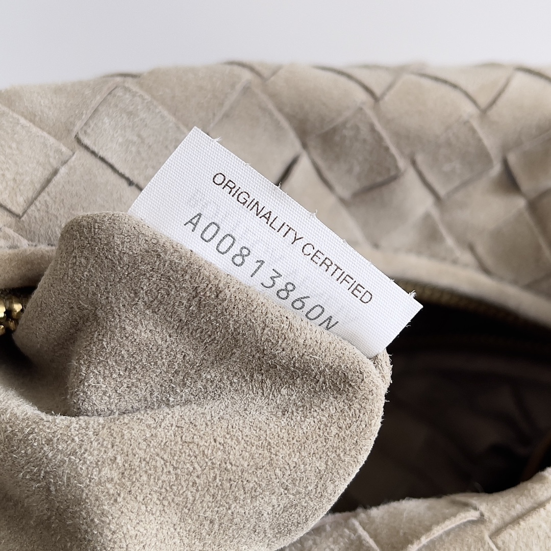 #BV 𝗝𝗢𝗗𝗜𝗘#Streetwear's new favorite fashionista oversized 𝙟𝙤𝙙𝙞𝙚 it's coming it's coming it's really coming! I always thought woven BV was old-fashioned until I met it-𝙟𝙤𝙙𝙙𝙞𝙚 didn't realize that the classic woven elements added with the buttoned-up element design can be so trendy! I have to admire Daniel Lee's design talent! The large capacity meets the daily needs! Fashionable and versatile, super suitable for styling da quickly take it out to blow up the street!Size: 48*40*16Model No. #600261