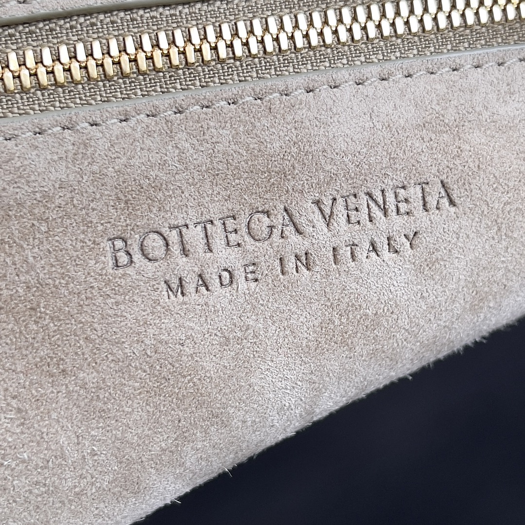 #BV 𝗝𝗢𝗗𝗜𝗘#Streetwear's new favorite fashionista oversized 𝙟𝙤𝙙𝙞𝙚 it's coming it's coming it's really coming! I always thought woven BV was old-fashioned until I met it-𝙟𝙤𝙙𝙙𝙞𝙚 didn't realize that the classic woven elements added with the buttoned-up element design can be so trendy! I have to admire Daniel Lee's design talent! The large capacity meets the daily needs! Fashionable and versatile, super suitable for styling da quickly take it out to blow up the street!Size: 48*40*16Model No. #600261