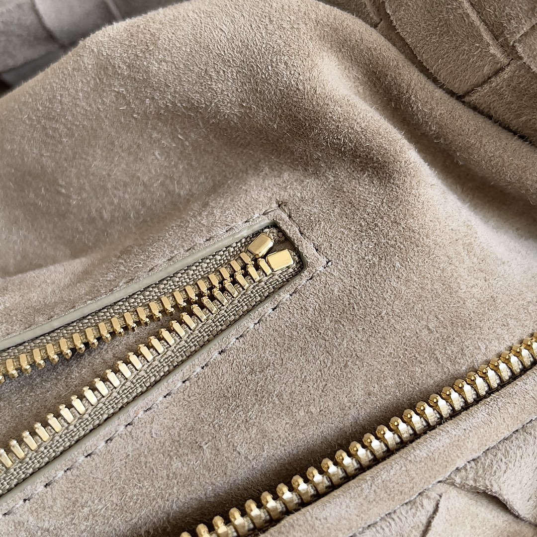#BV 𝗝𝗢𝗗𝗜𝗘#Streetwear's new favorite fashionista oversized 𝙟𝙤𝙙𝙞𝙚 it's coming it's coming it's really coming! I always thought woven BV was old-fashioned until I met it-𝙟𝙤𝙙𝙙𝙞𝙚 didn't realize that the classic woven elements added with the buttoned-up element design can be so trendy! I have to admire Daniel Lee's design talent! The large capacity meets the daily needs! Fashionable and versatile, super suitable for styling da quickly take it out to blow up the street!Size: 48*40*16Model No. #600261