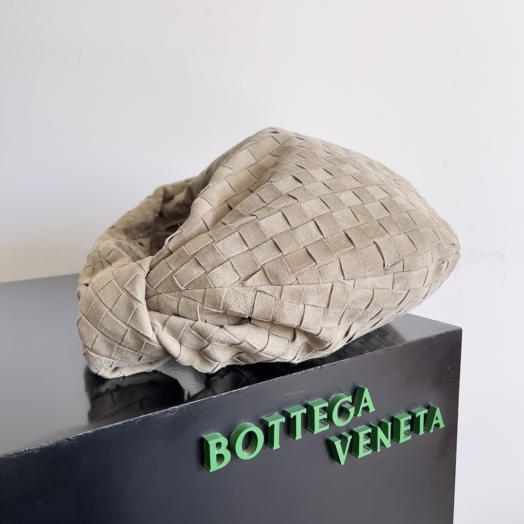 #BV 𝗝𝗢𝗗𝗜𝗘#Streetwear's new favorite fashionista oversized 𝙟𝙤𝙙𝙞𝙚 it's coming it's coming it's really coming! I always thought woven BV was old-fashioned until I met it-𝙟𝙤𝙙𝙙𝙞𝙚 didn't realize that the classic woven elements added with the buttoned-up element design can be so trendy! I have to admire Daniel Lee's design talent! The large capacity meets the daily needs! Fashionable and versatile, super suitable for styling da quickly take it out to blow up the street!Size: 48*40*16Model No. #600261