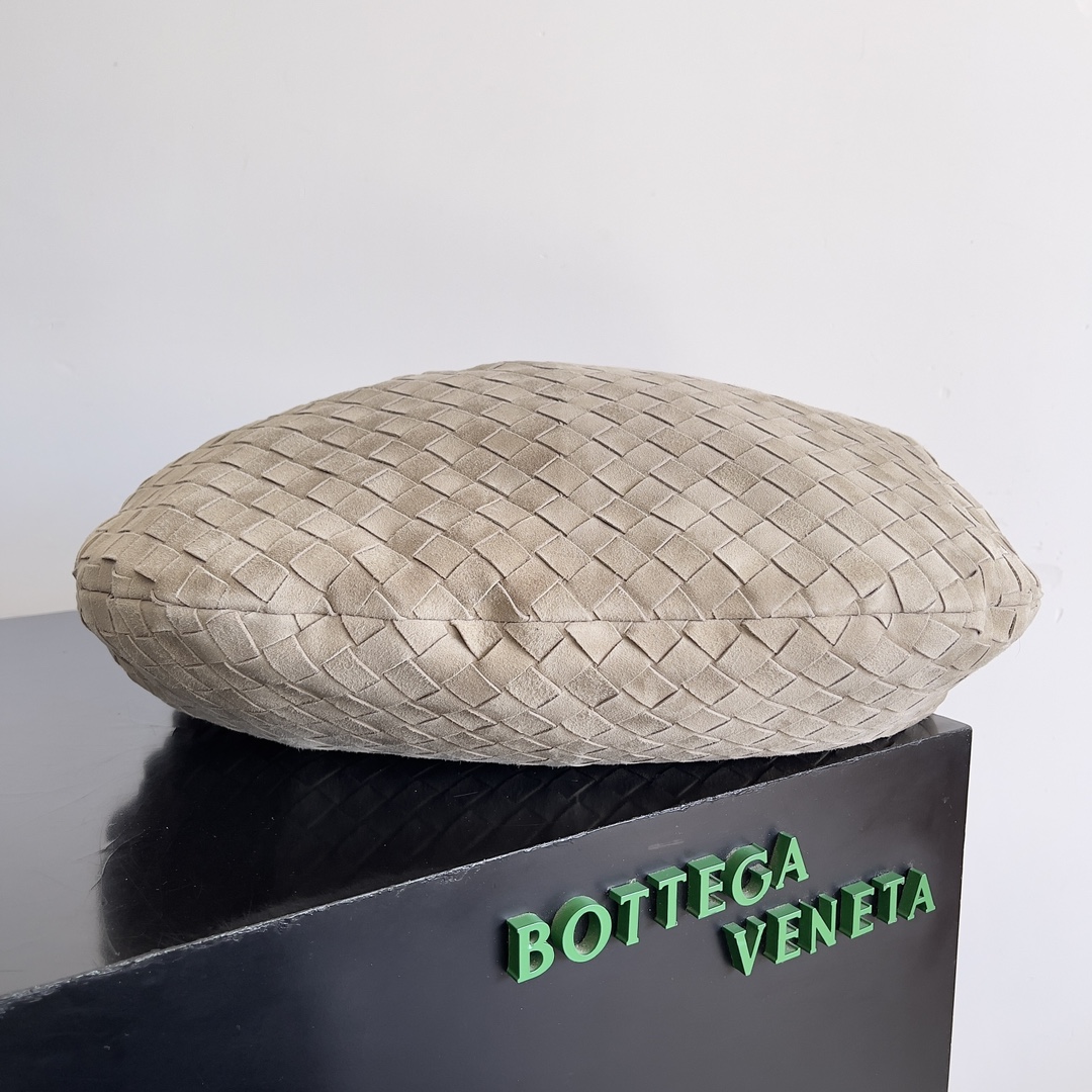 #BV 𝗝𝗢𝗗𝗜𝗘#Streetwear's new favorite fashionista oversized 𝙟𝙤𝙙𝙞𝙚 it's coming it's coming it's really coming! I always thought woven BV was old-fashioned until I met it-𝙟𝙤𝙙𝙙𝙞𝙚 didn't realize that the classic woven elements added with the buttoned-up element design can be so trendy! I have to admire Daniel Lee's design talent! The large capacity meets the daily needs! Fashionable and versatile, super suitable for styling da quickly take it out to blow up the street!Size: 48*40*16Model No. #600261