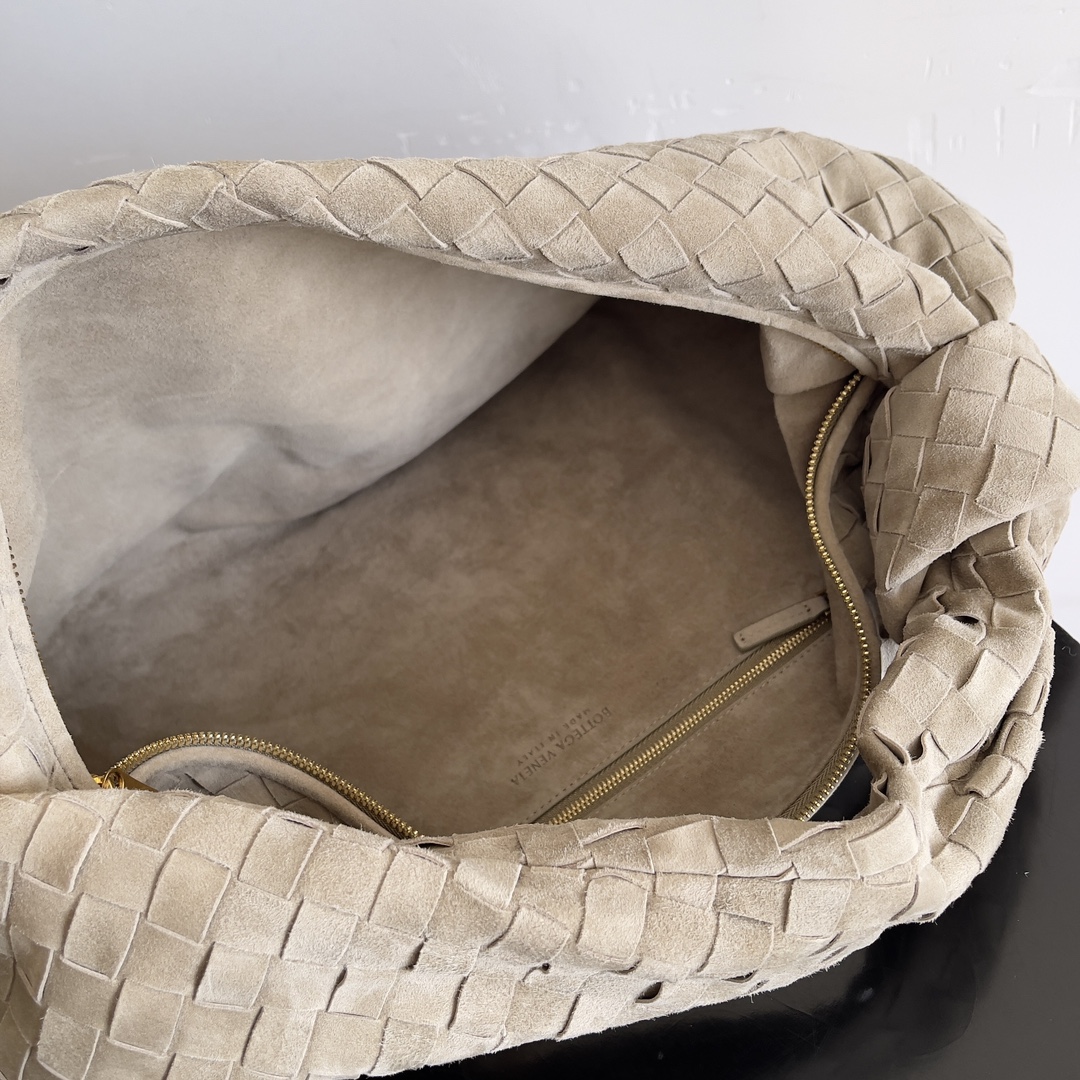 #BV 𝗝𝗢𝗗𝗜𝗘#Streetwear's new favorite fashionista oversized 𝙟𝙤𝙙𝙞𝙚 it's coming it's coming it's really coming! I always thought woven BV was old-fashioned until I met it-𝙟𝙤𝙙𝙙𝙞𝙚 didn't realize that the classic woven elements added with the buttoned-up element design can be so trendy! I have to admire Daniel Lee's design talent! The large capacity meets the daily needs! Fashionable and versatile, super suitable for styling da quickly take it out to blow up the street!Size: 48*40*16Model No. #600261