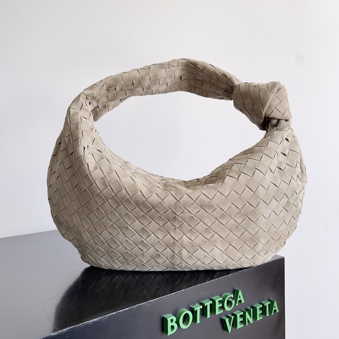 #BV 𝗝𝗢𝗗𝗜𝗘#Streetwear's new favorite fashionista oversized 𝙟𝙤𝙙𝙞𝙚 it's coming it's coming it's really coming! I always thought woven BV was old-fashioned until I met it-𝙟𝙤𝙙𝙙𝙞𝙚 didn't realize that the classic woven elements added with the buttoned-up element design can be so trendy! I have to admire Daniel Lee's design talent! The large capacity meets the daily needs! Fashionable and versatile, super suitable for styling da quickly take it out to blow up the street!Size: 48*40*16Model No. #600261
